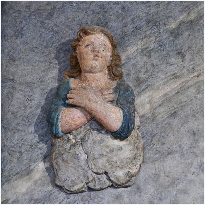 Statue du retable du maître-autel : Christ en croix,  ange