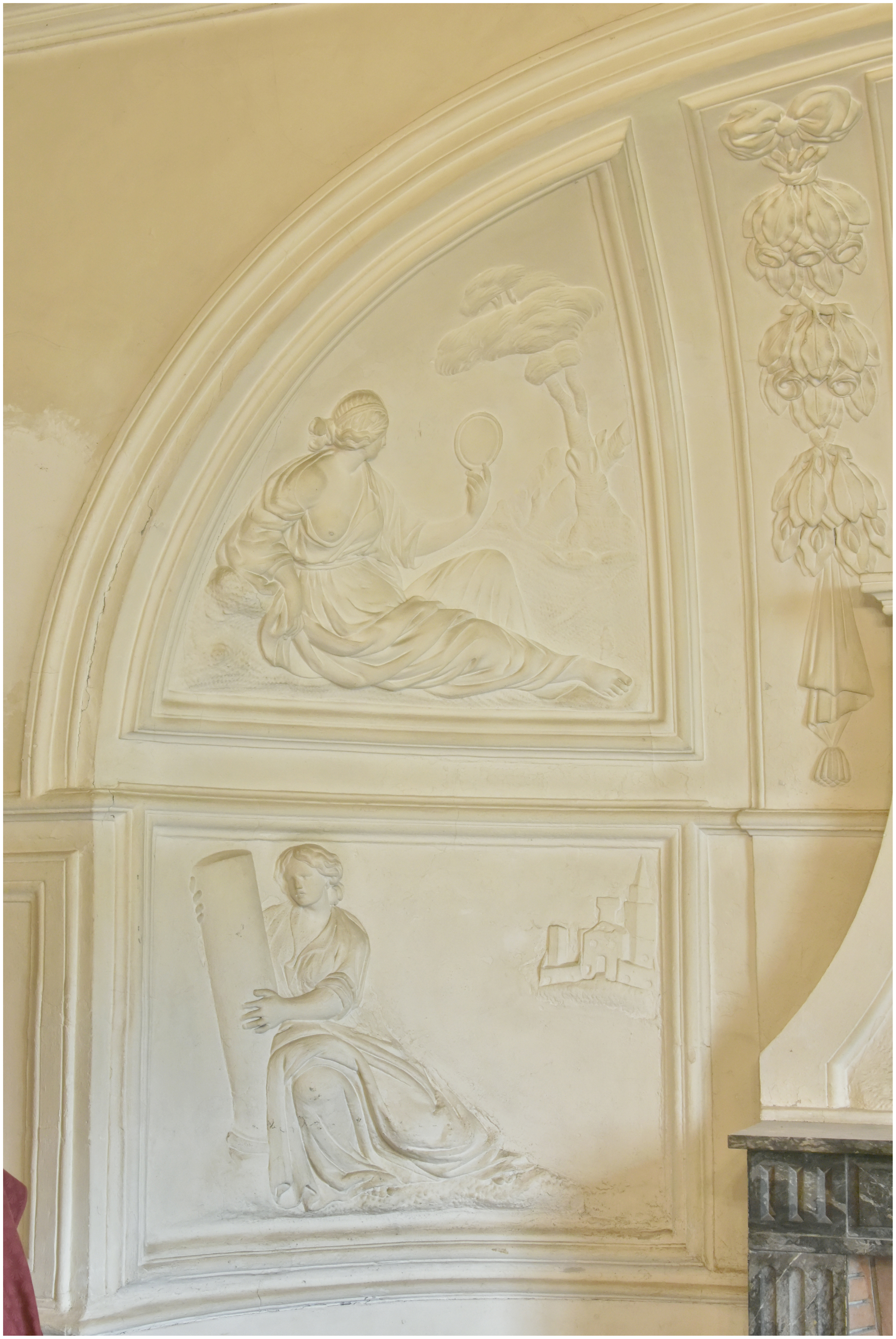 Salon, cheminée. Bas-relief : la Foi et la Prudence