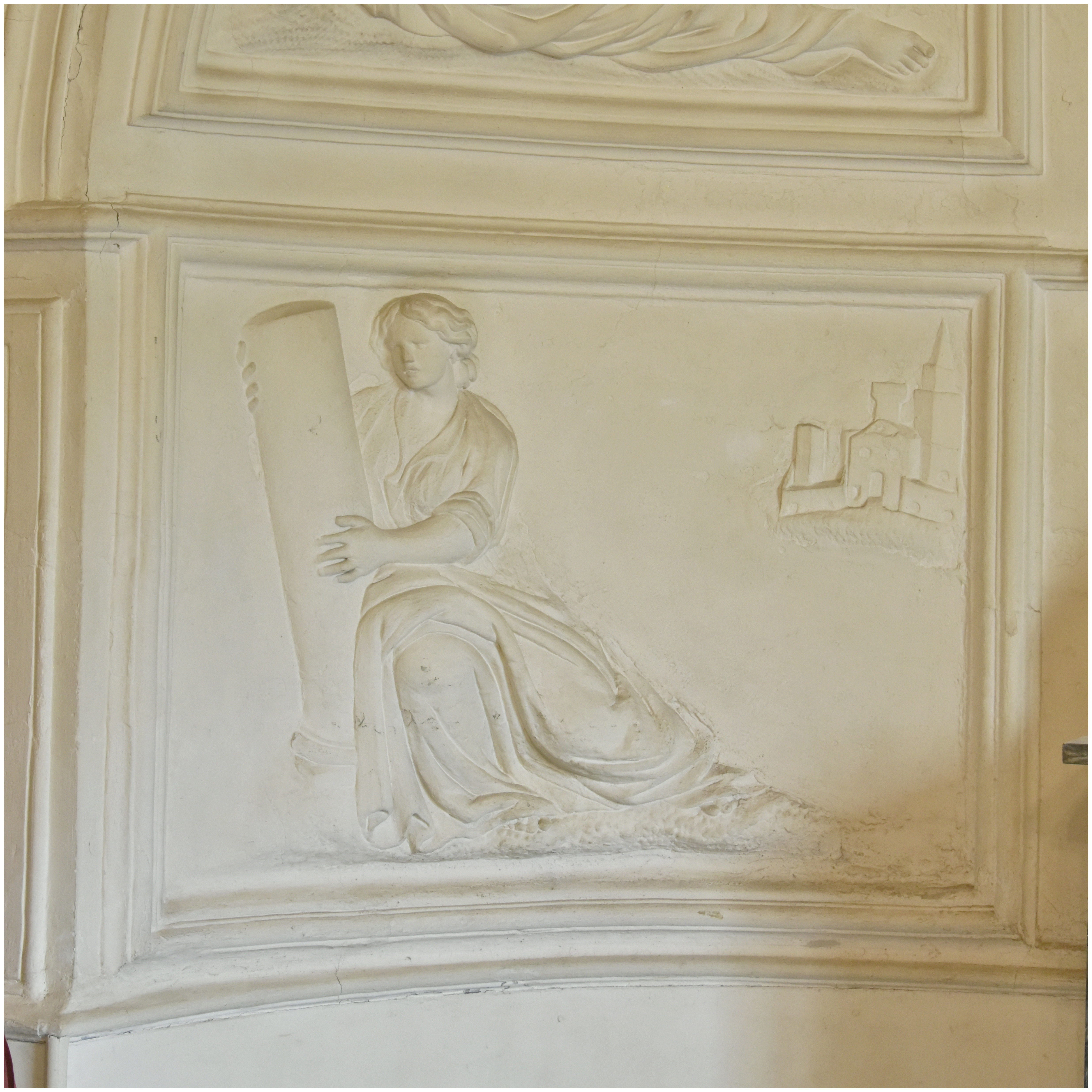 Salon, cheminée. Bas-relief : la Foi