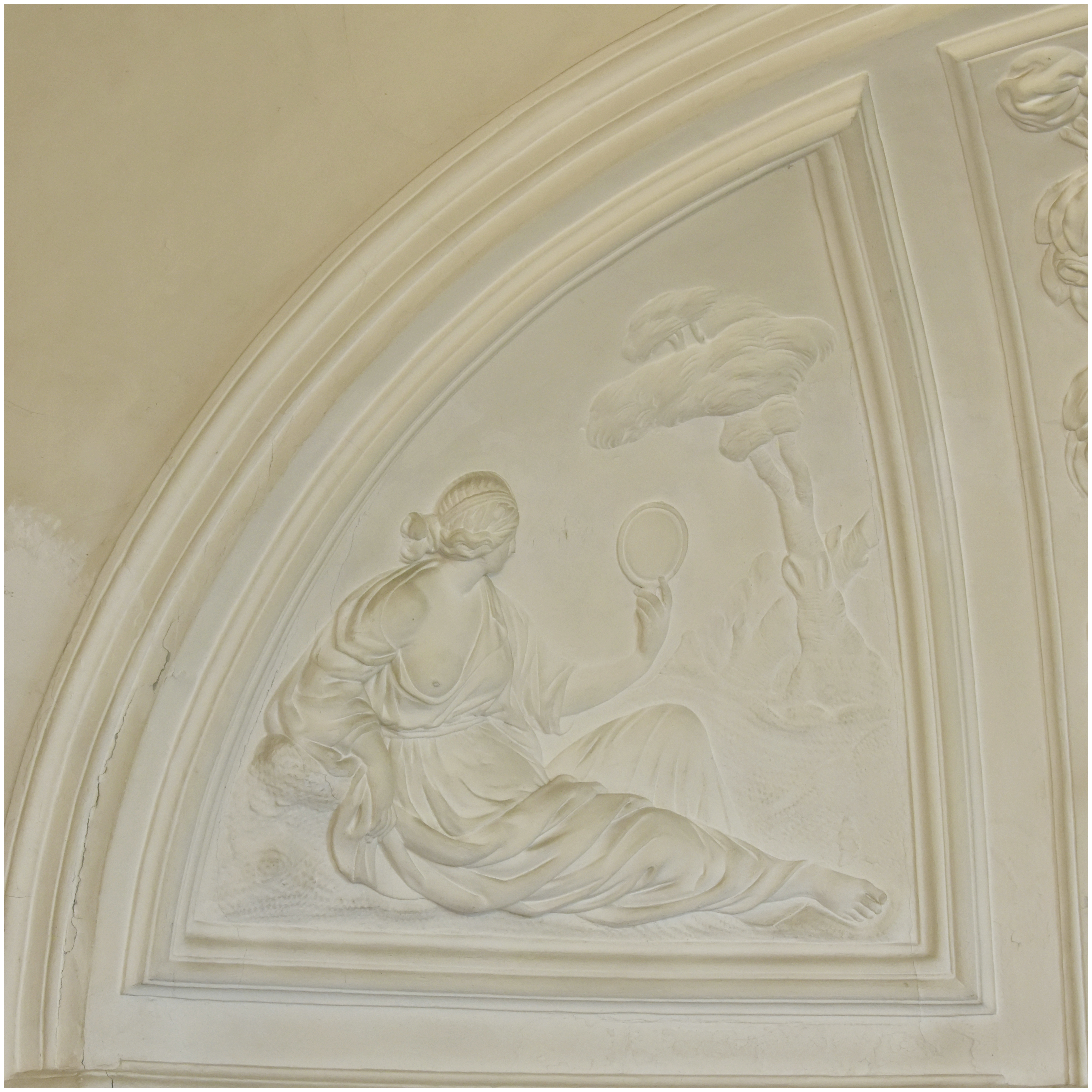 Salon, cheminée. Bas-relief : la Prudence