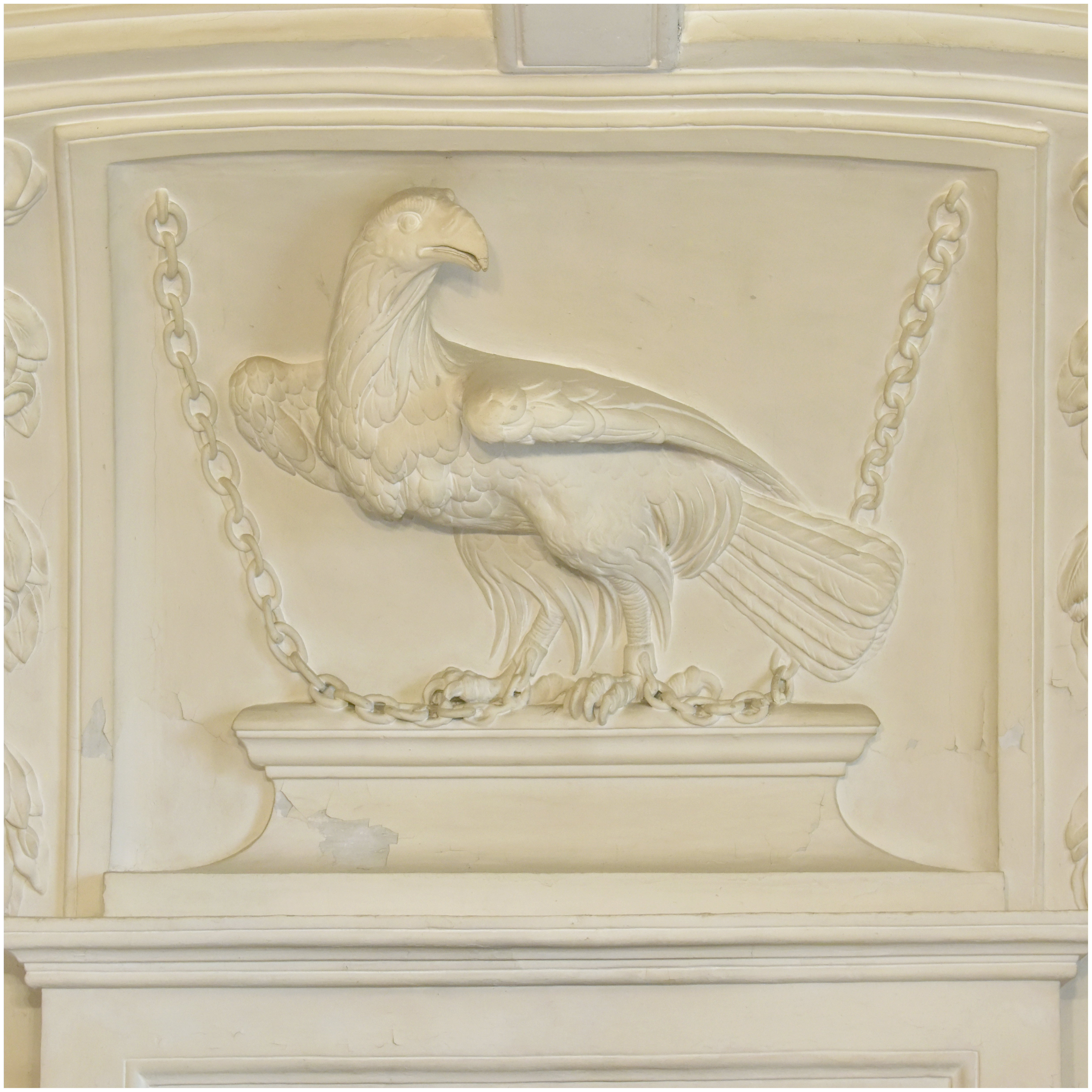 Salon, cheminée. Bas-relief : aigle enchainé