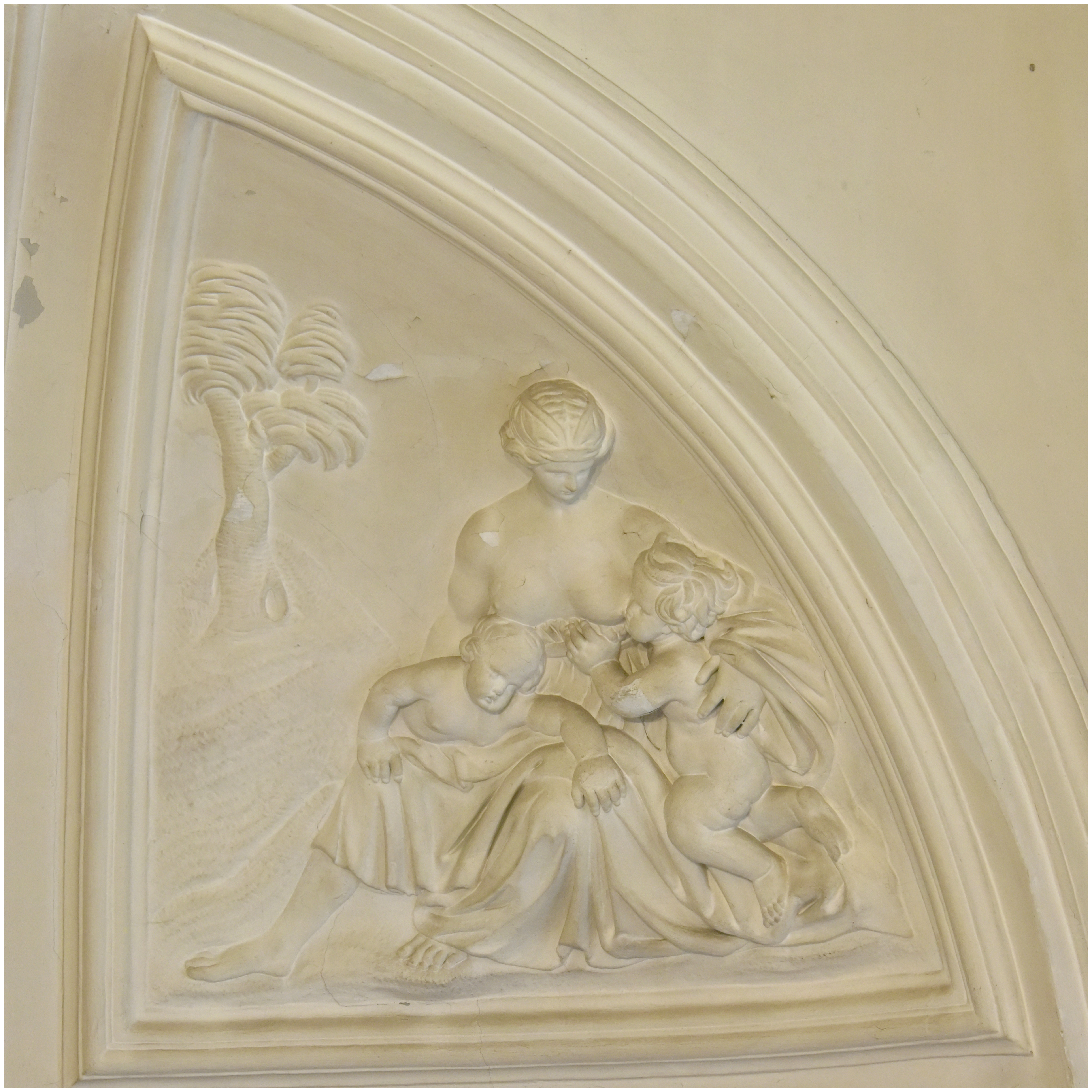 Salon, cheminée. Bas-relief : la Justice