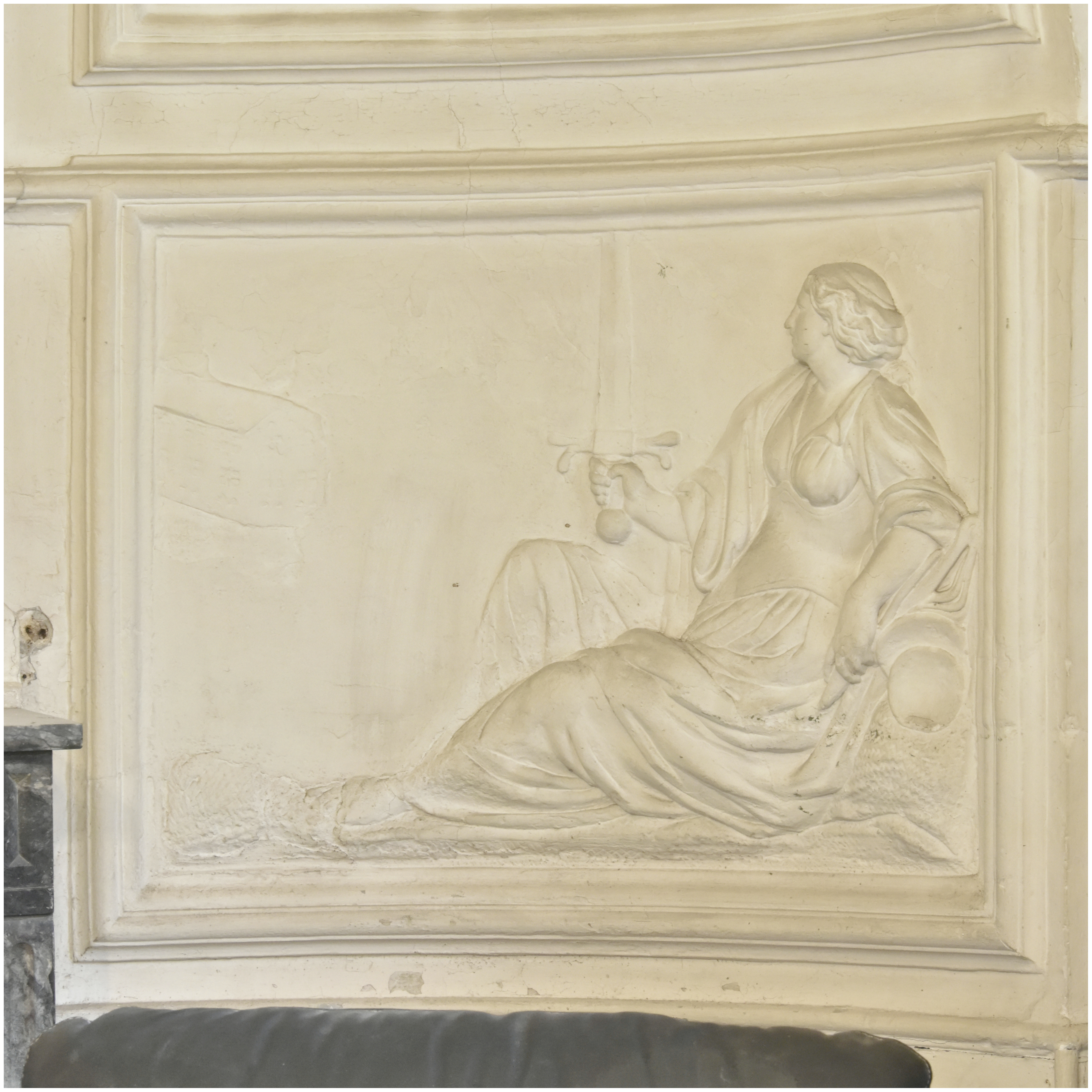 Salon, cheminée. Bas-relief : la Charité