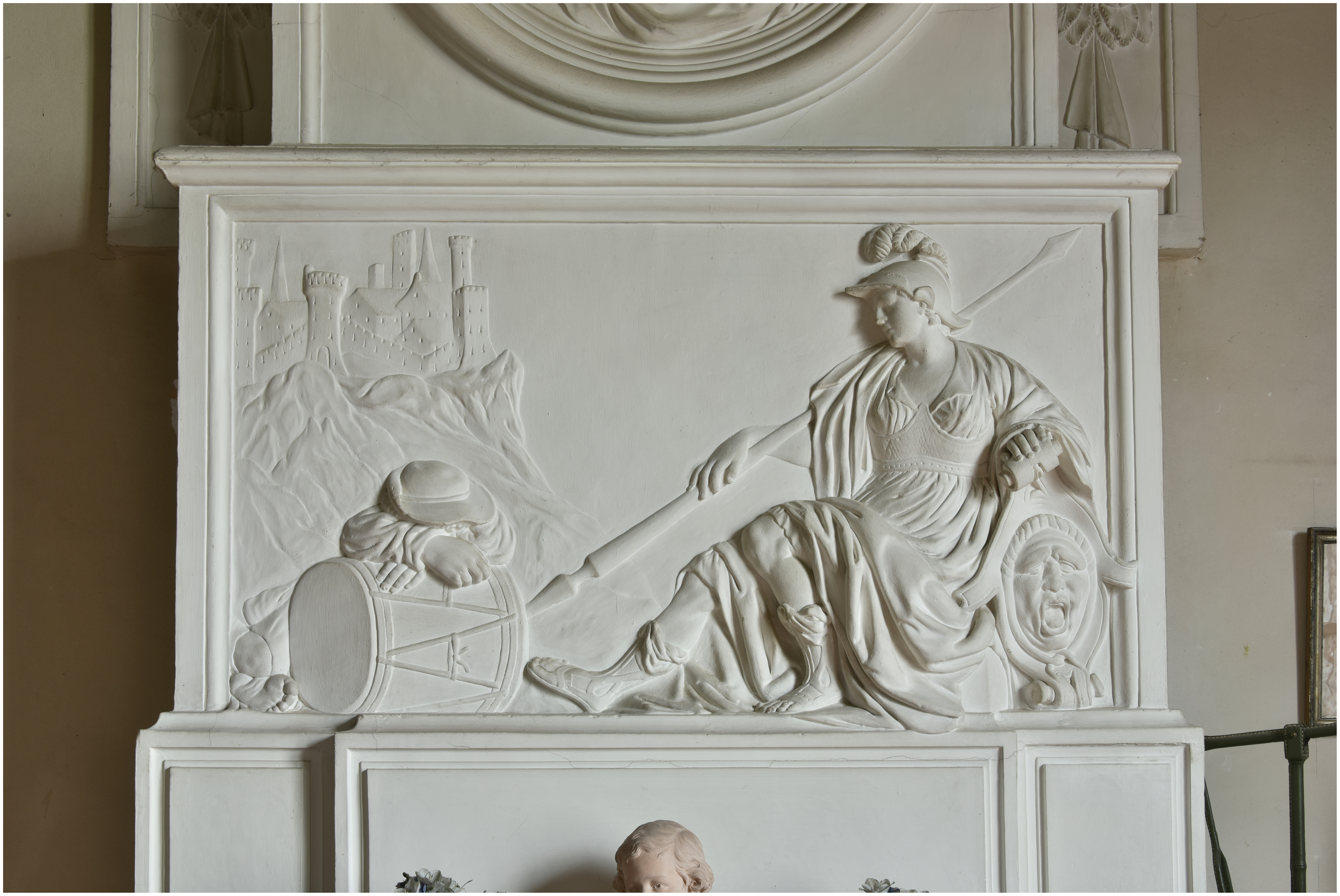 1er étage, grande chambre, cheminée, bas-relief : Bellone ou Athena