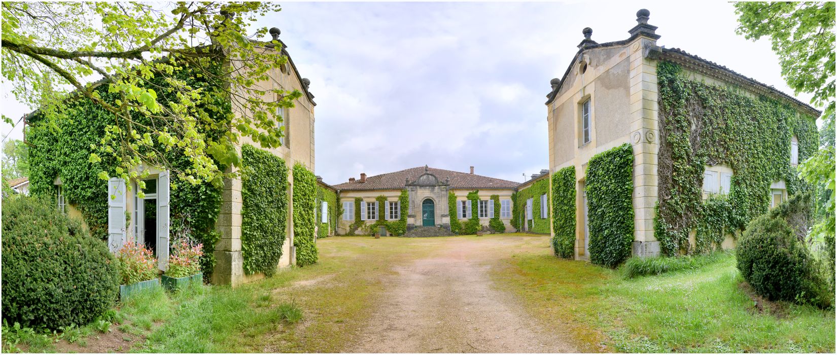 cour avec les dépendances au 1er plan et la façade nord-ouest du corps de logis principal au second plan