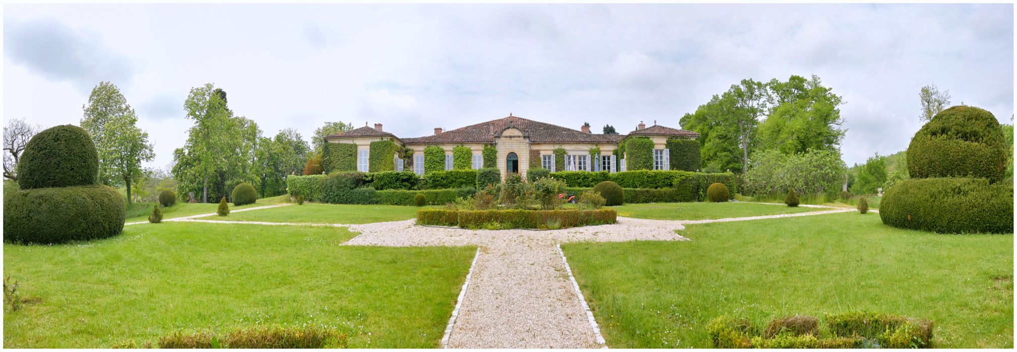 façade sud-est du corps de logis principal et jardin