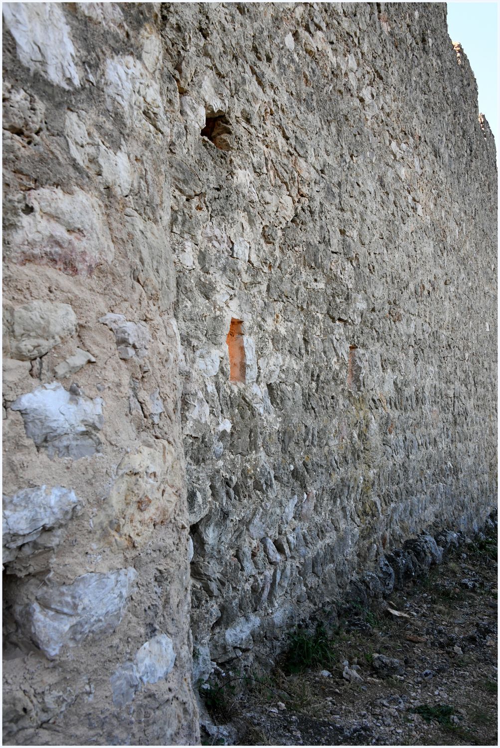 Vue de détail de l’appareil avec joints tirés au fer sur le front Nord-Ouest.