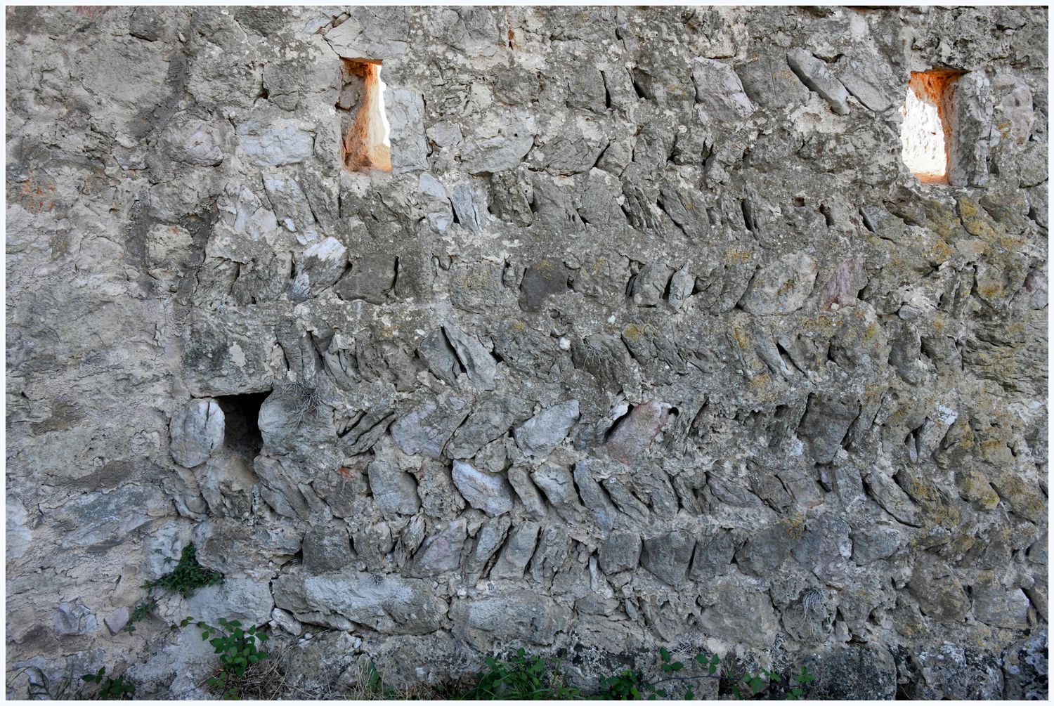 Vue de détail d’appareil en épi ou opus spicatum sur le front Nord-Ouest.