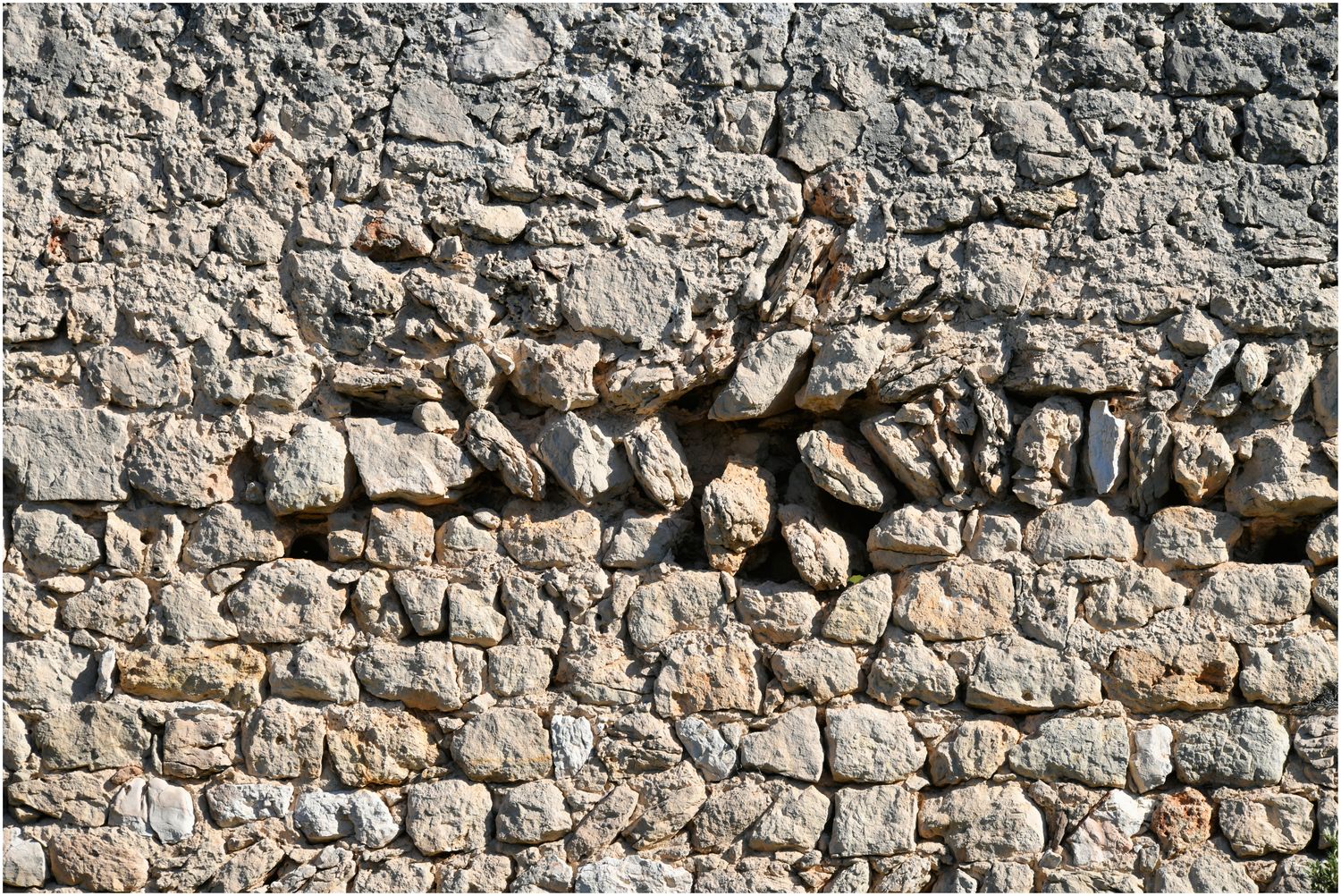 Vue de détail d’appareil de moellons sur la muraille côté Nord-Est.