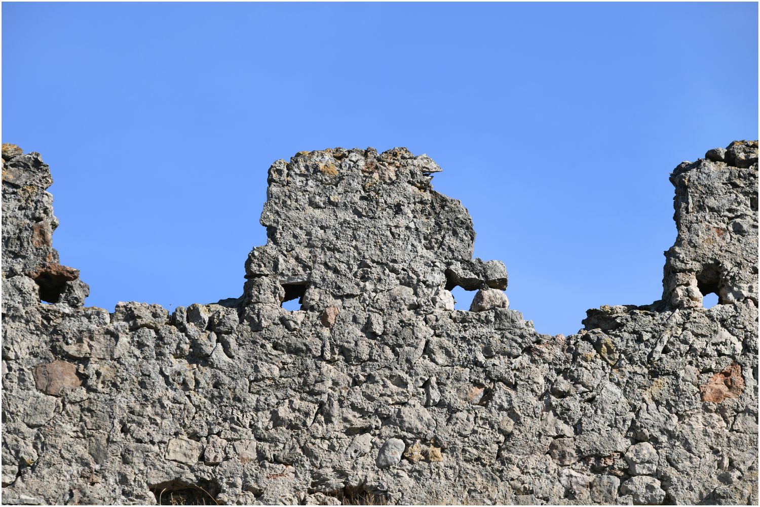 Vue de détail d’un merlon sur la muraille côté Nord-Est.