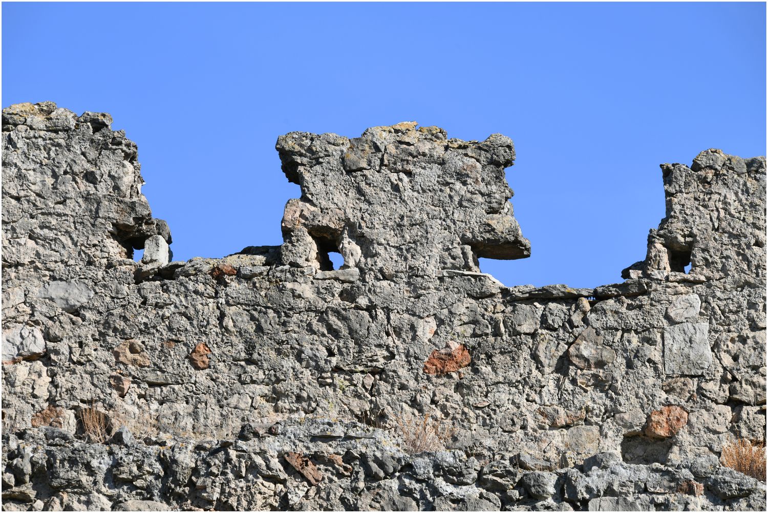 Vue de détail d’un merlon sur la muraille côté Nord-Est.