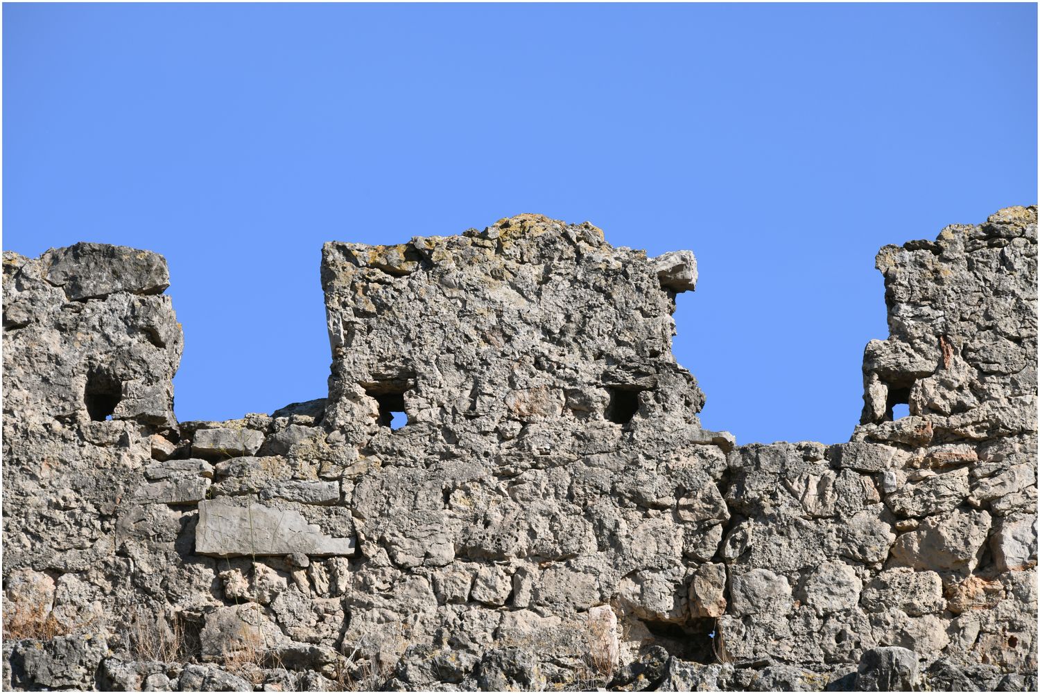 Vue de détail d’un merlon sur la muraille côté Nord-Est.