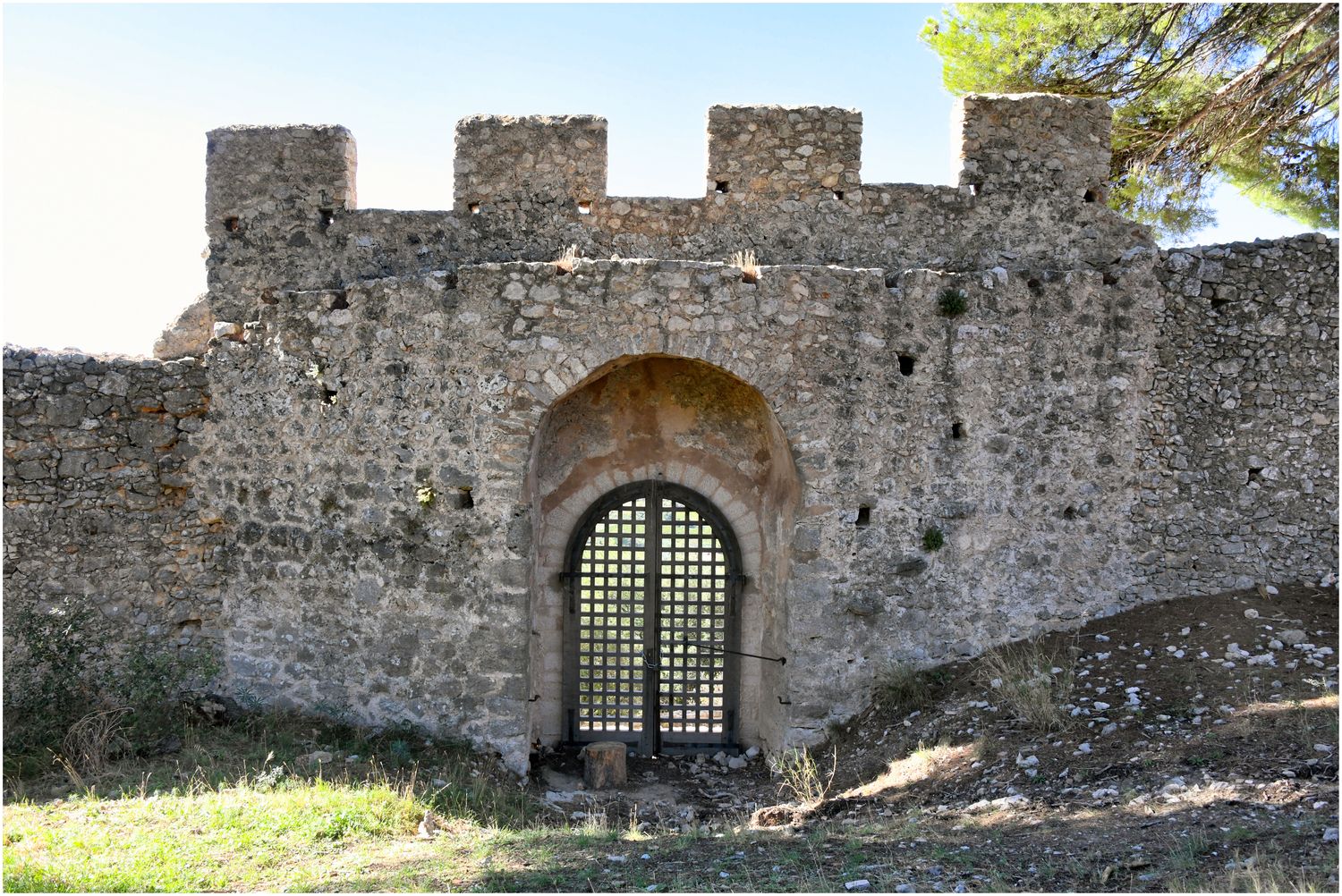 Vue de la porte côté Sud-Ouest depuis l’intérieur.