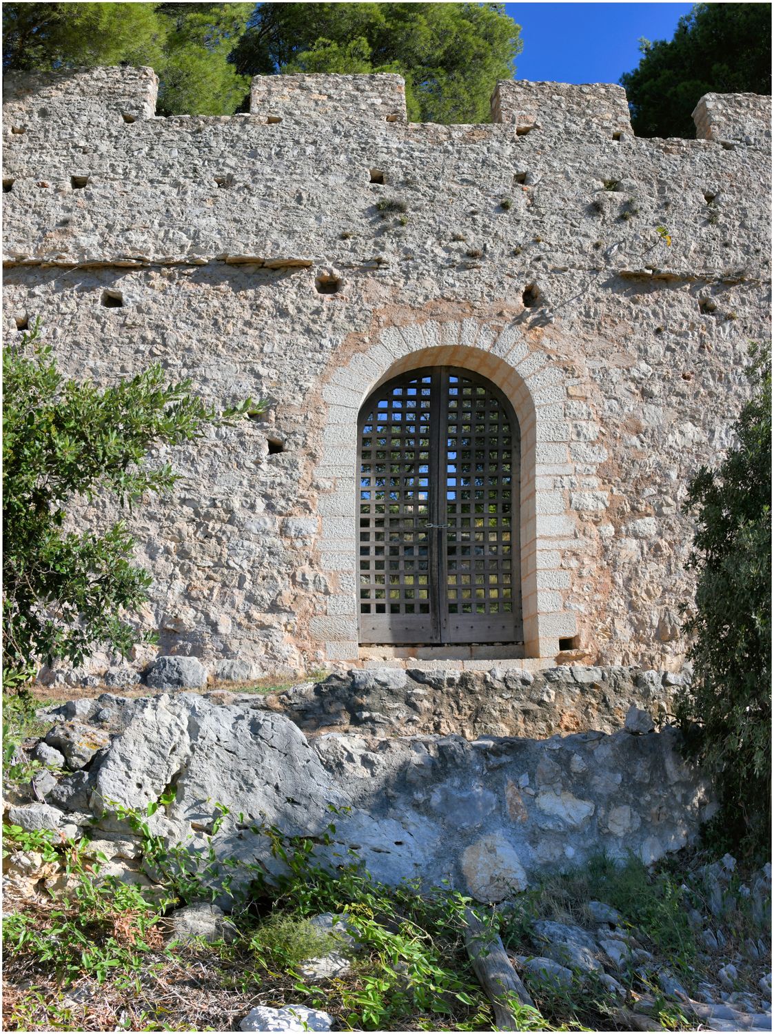 Vue de la porte côté Sud-Ouest depuis l’extérieur.