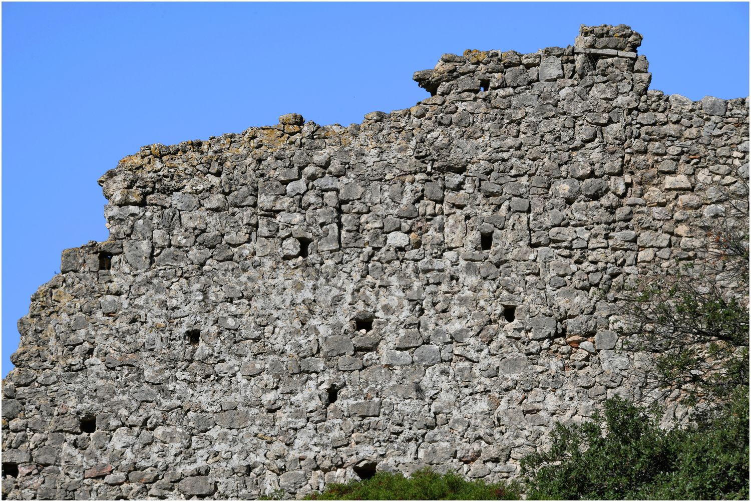 Vue des meurtrières en fente dans la muraille côté Sud-Est depuis l’extérieur.