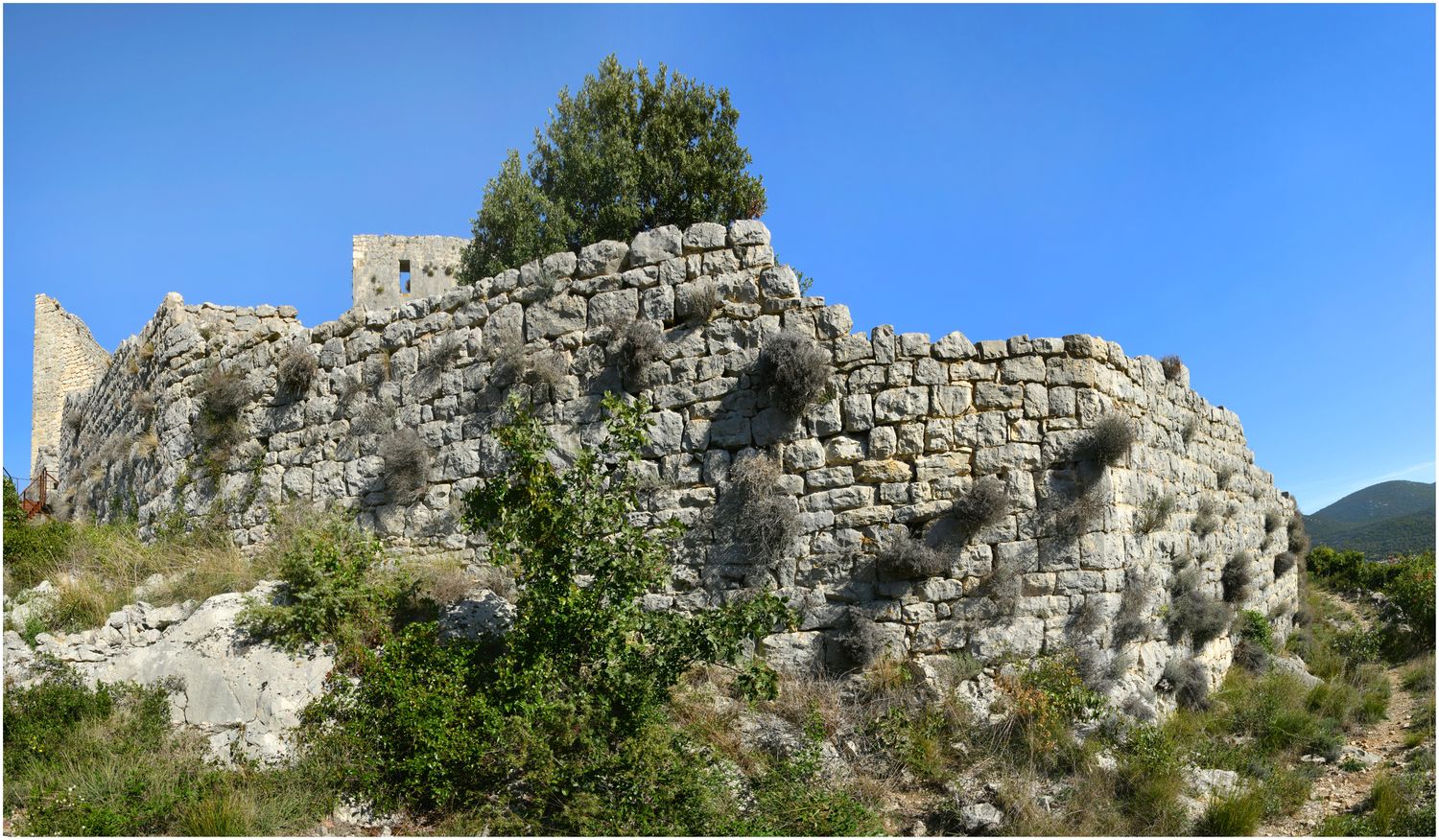 Vue de l’enceinte côté Sud-Ouest.