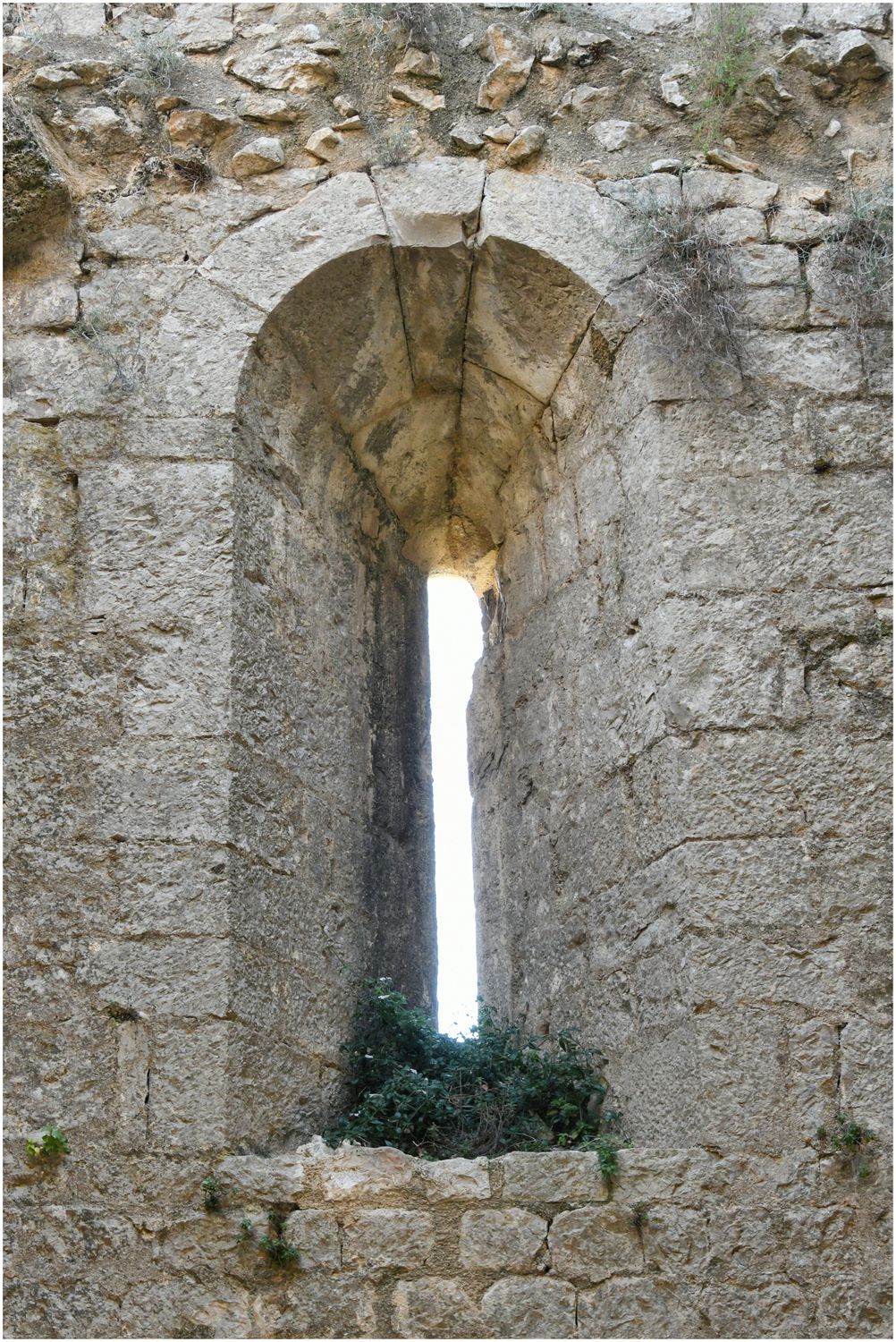 Vue de détail de l’intérieur de la fenêtre de la tour-maîtresse.