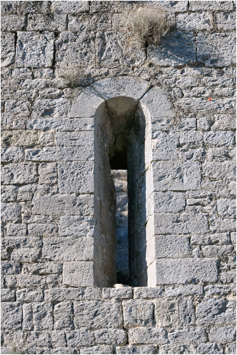 Vue de détail de l’extérieur de la fenêtre de la tour-maîtresse.