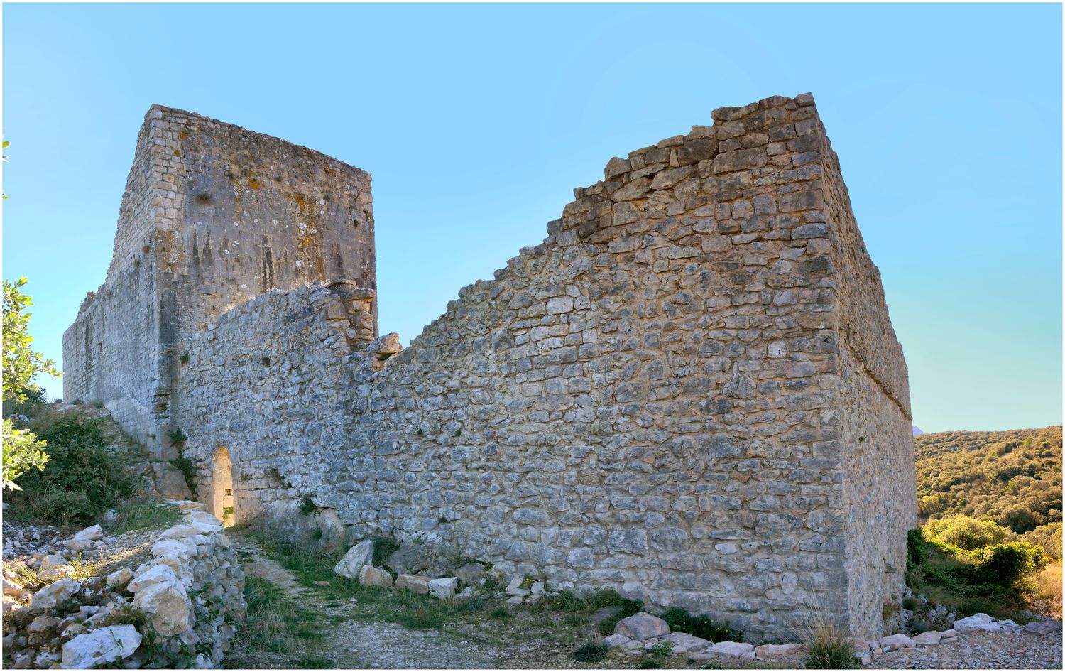 Vue de la tour-maîtresse et de l’enceinte depuis le Nord-Ouest.