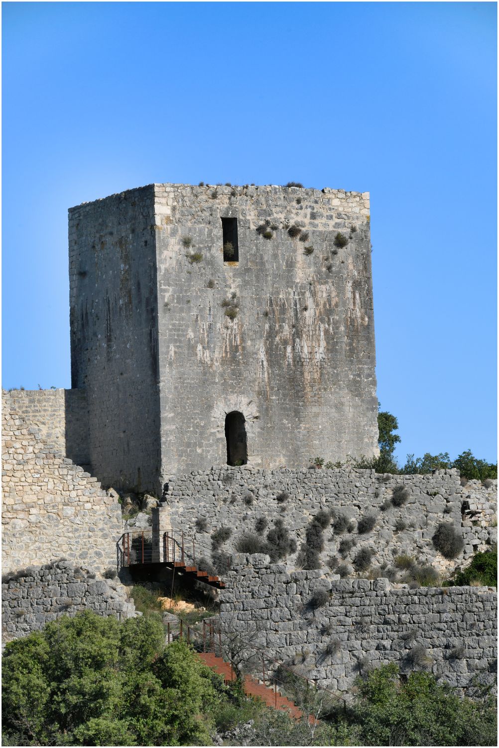 Vue d’ensemble de la tour-maîtresse depuis le Sud-Ouest.
