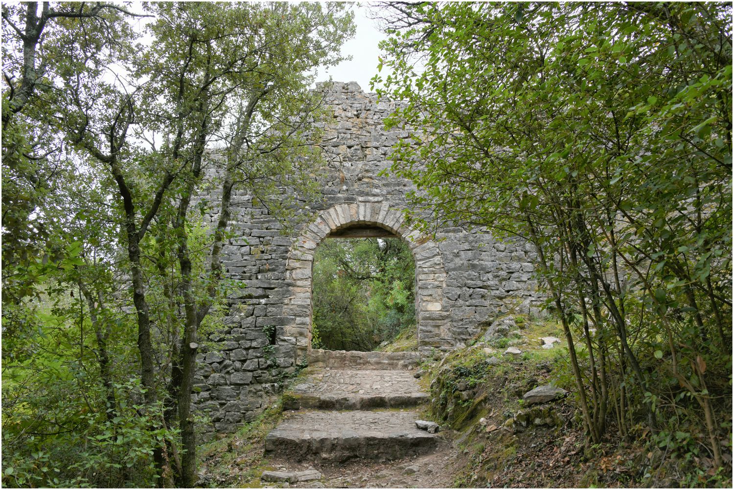 Vue d’ensemble de la porte de l’enceinte basse.