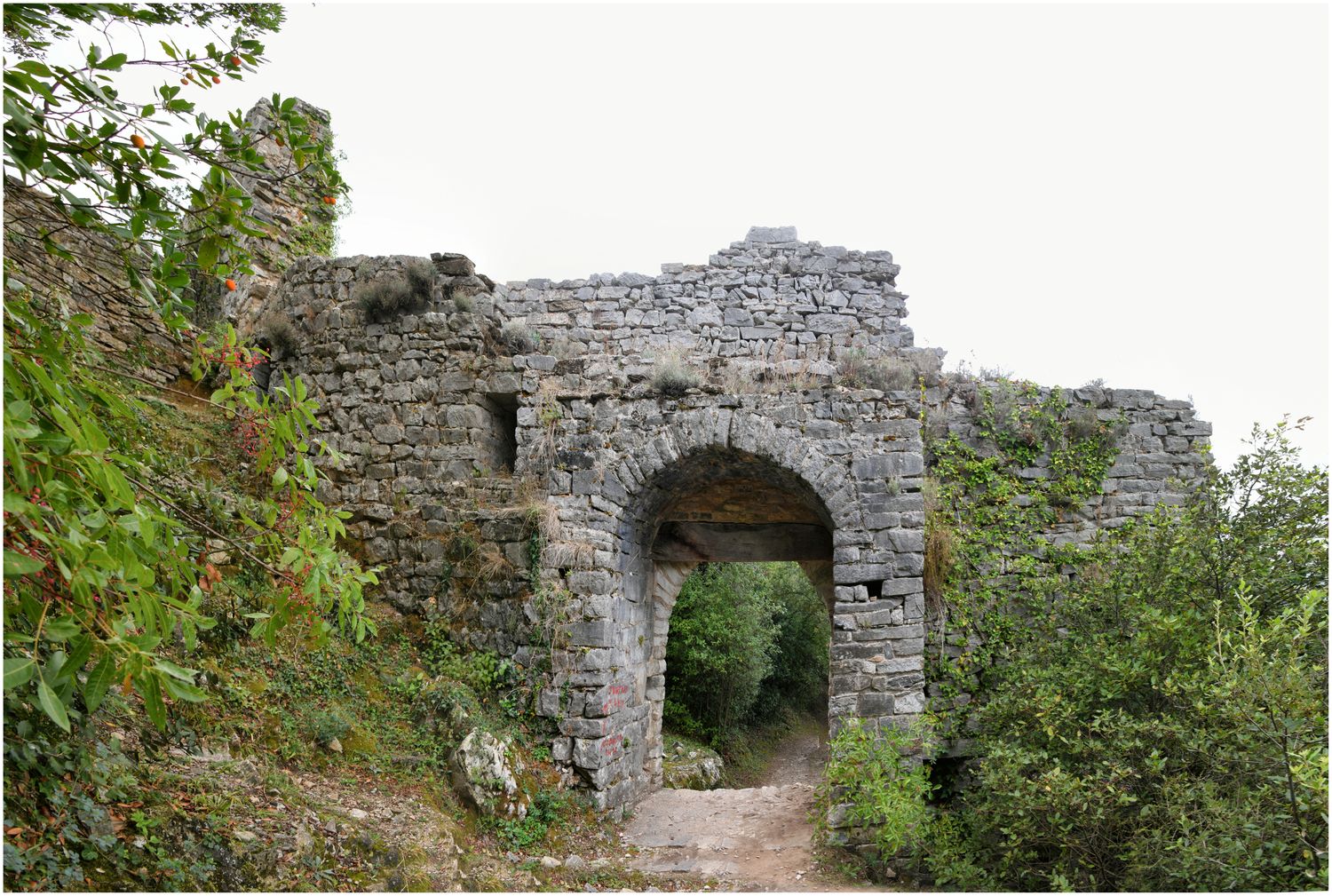 Vue intérieure de la porte de l’enceinte basse.