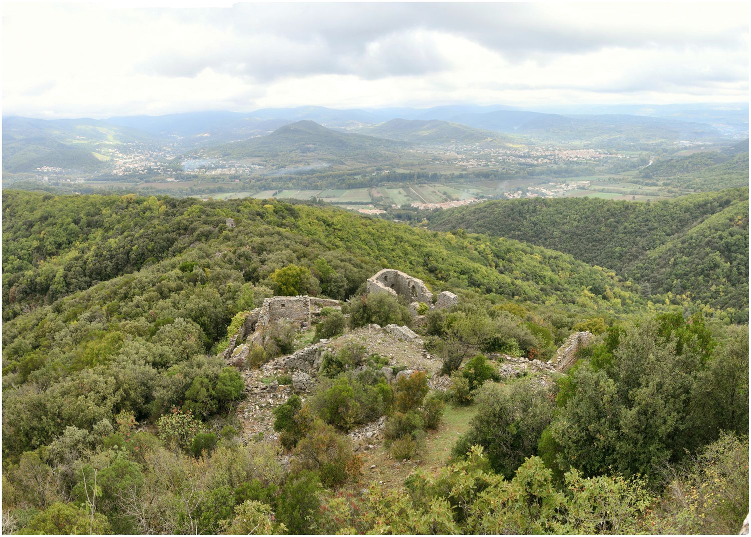 Vue d’ensemble du site côté Nord depuis la chapelle.