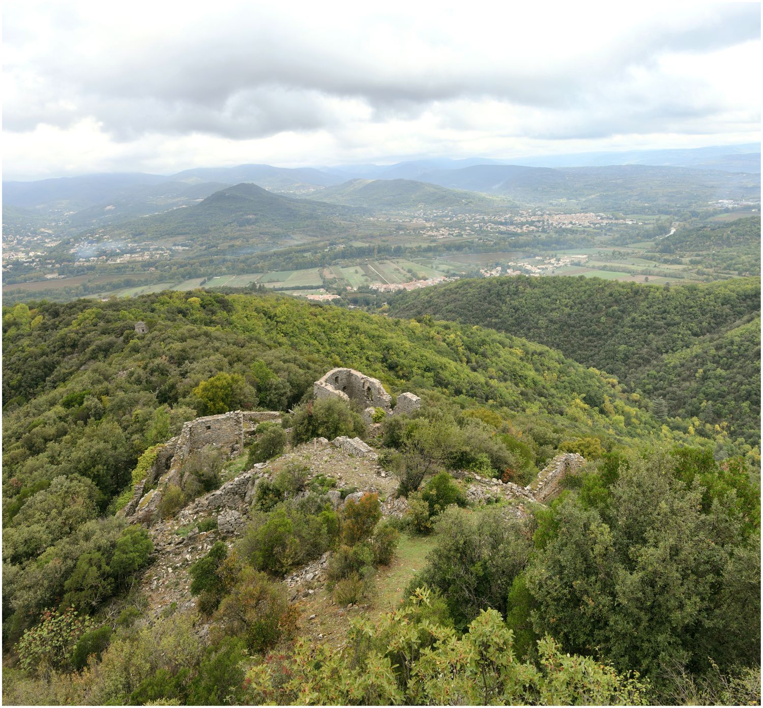 Vue d’ensemble du site côté Nord depuis la chapelle.