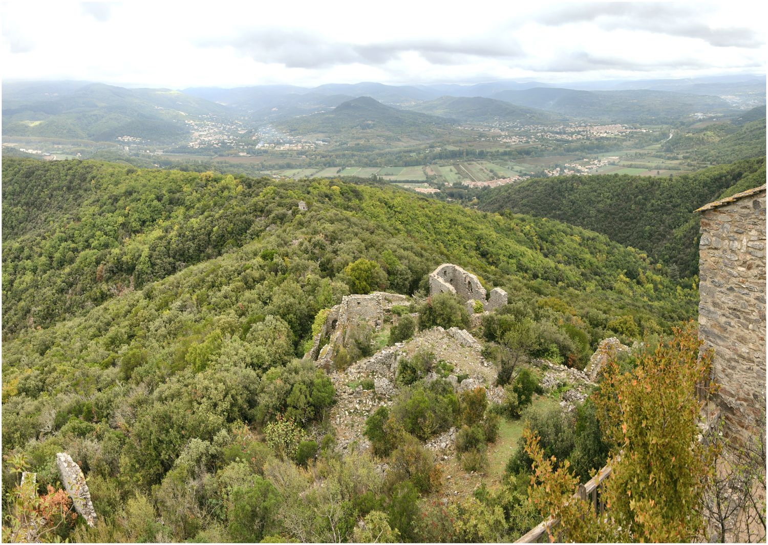 Vue d’ensemble du site côté Nord depuis la chapelle.