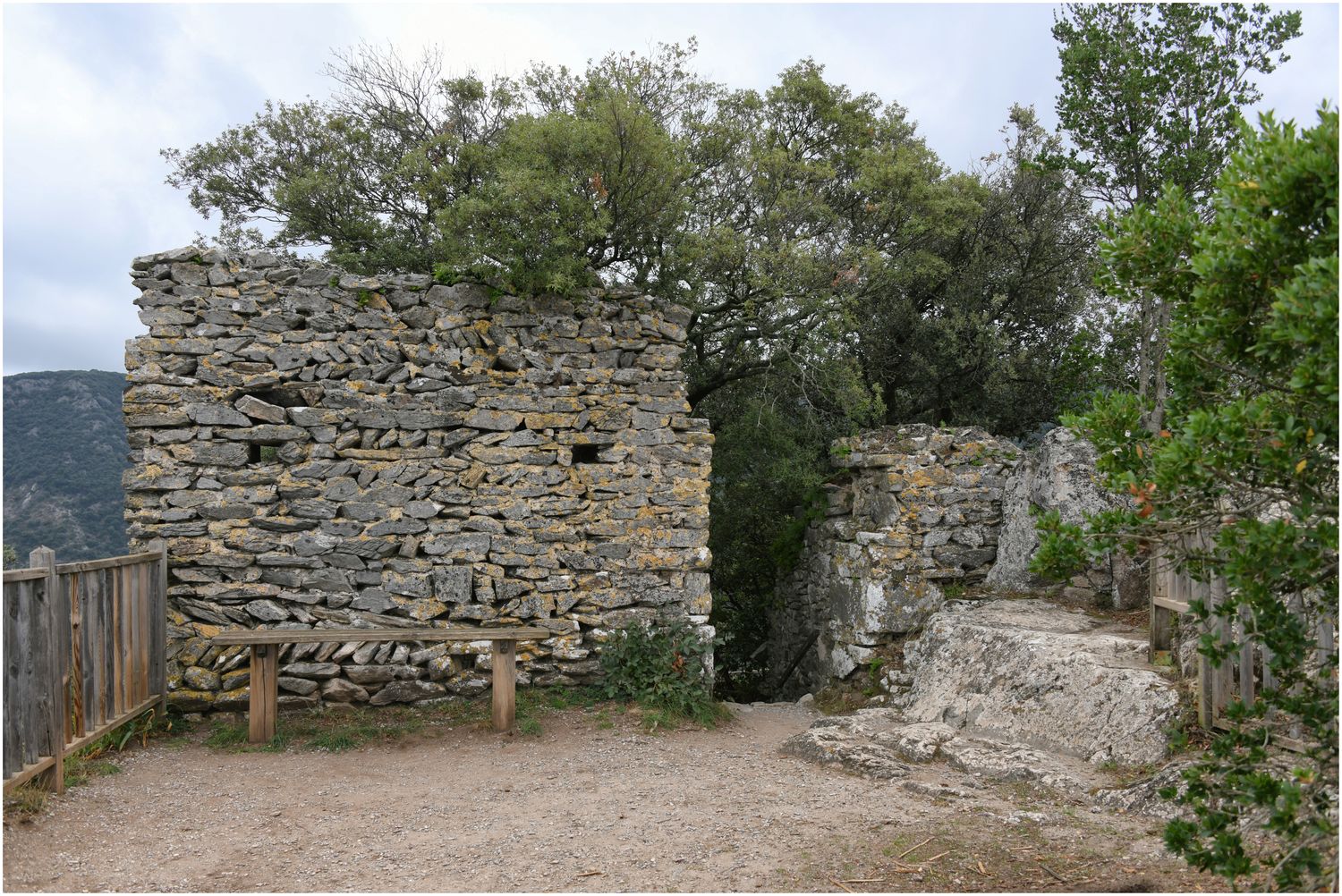 Vue de détail du mur nord de la plate-forme sommitale correspondant au château.