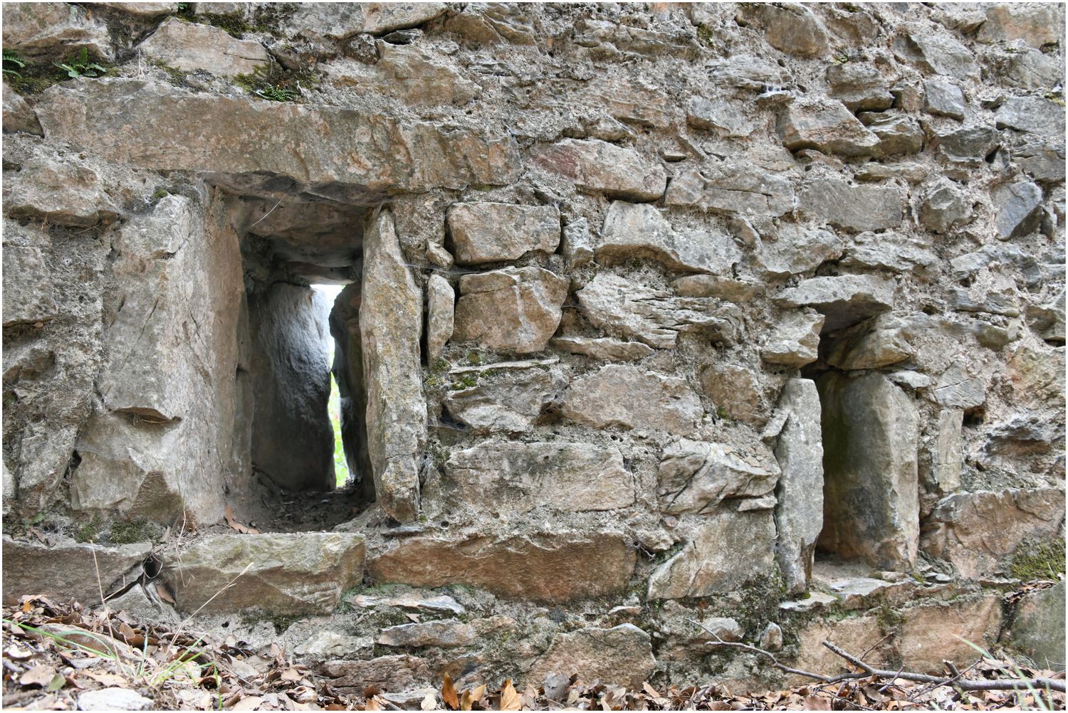 Vue de détail de deux archères basses sur le front sud.