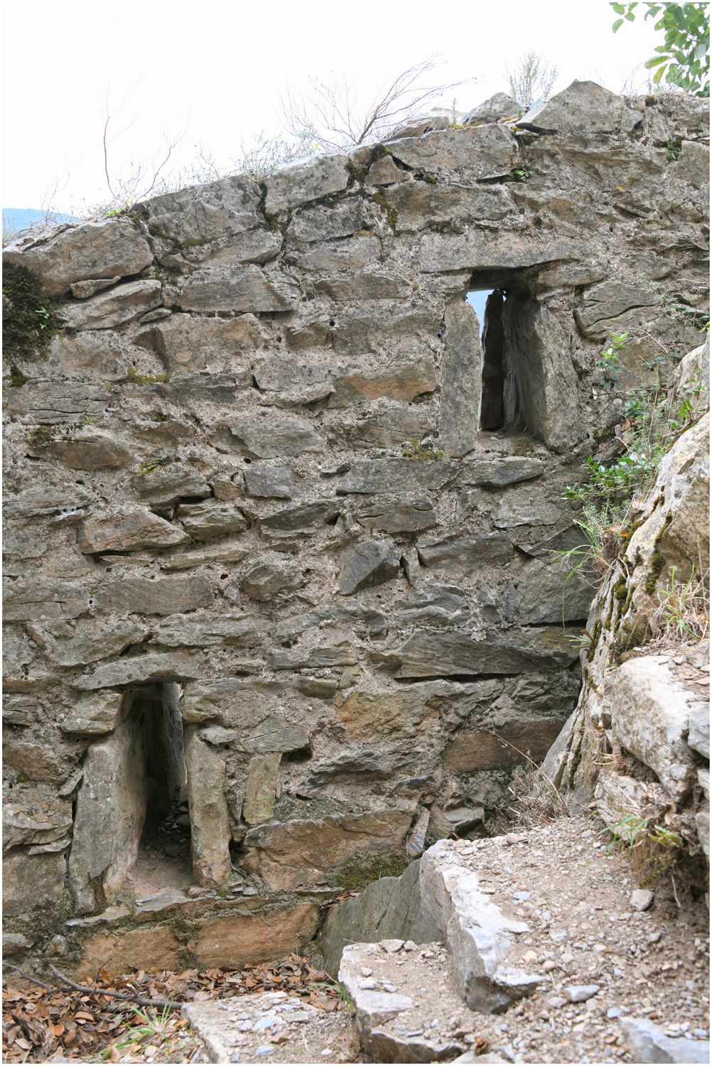 Vue de détail de deux archères basses sur le front sud.