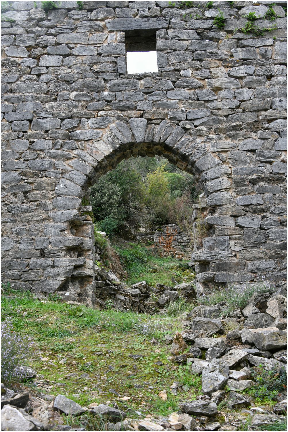 Vue de détail de la porte en entrée de serrure de la maison en contrebas du château et de la chapelle.