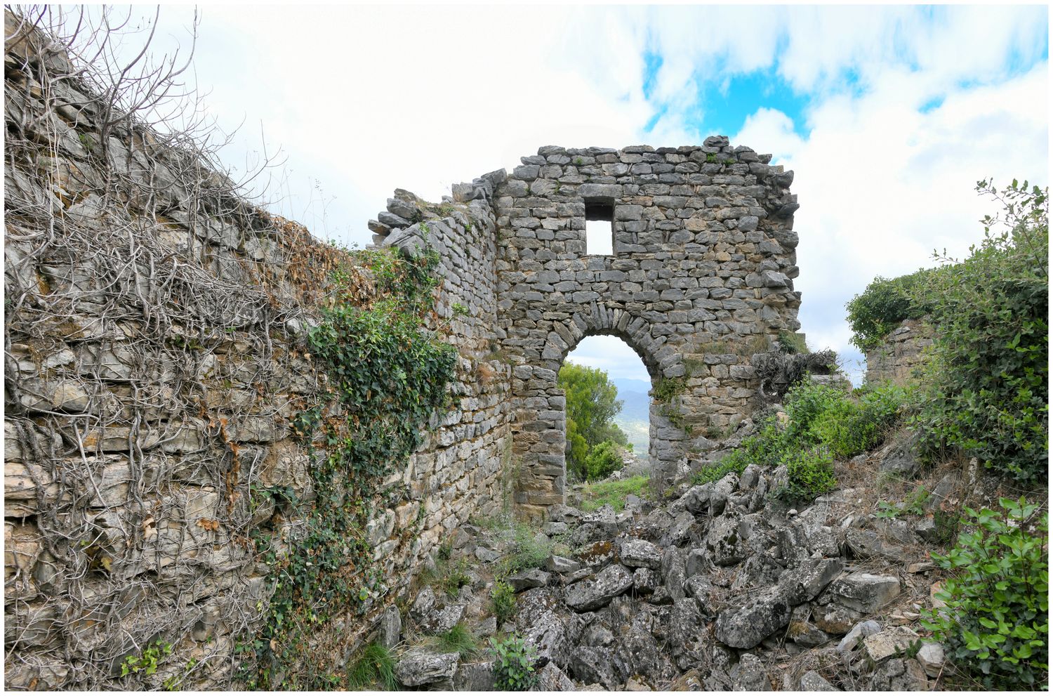 Vue intérieure de la maison en contrebas du château et de la chapelle.