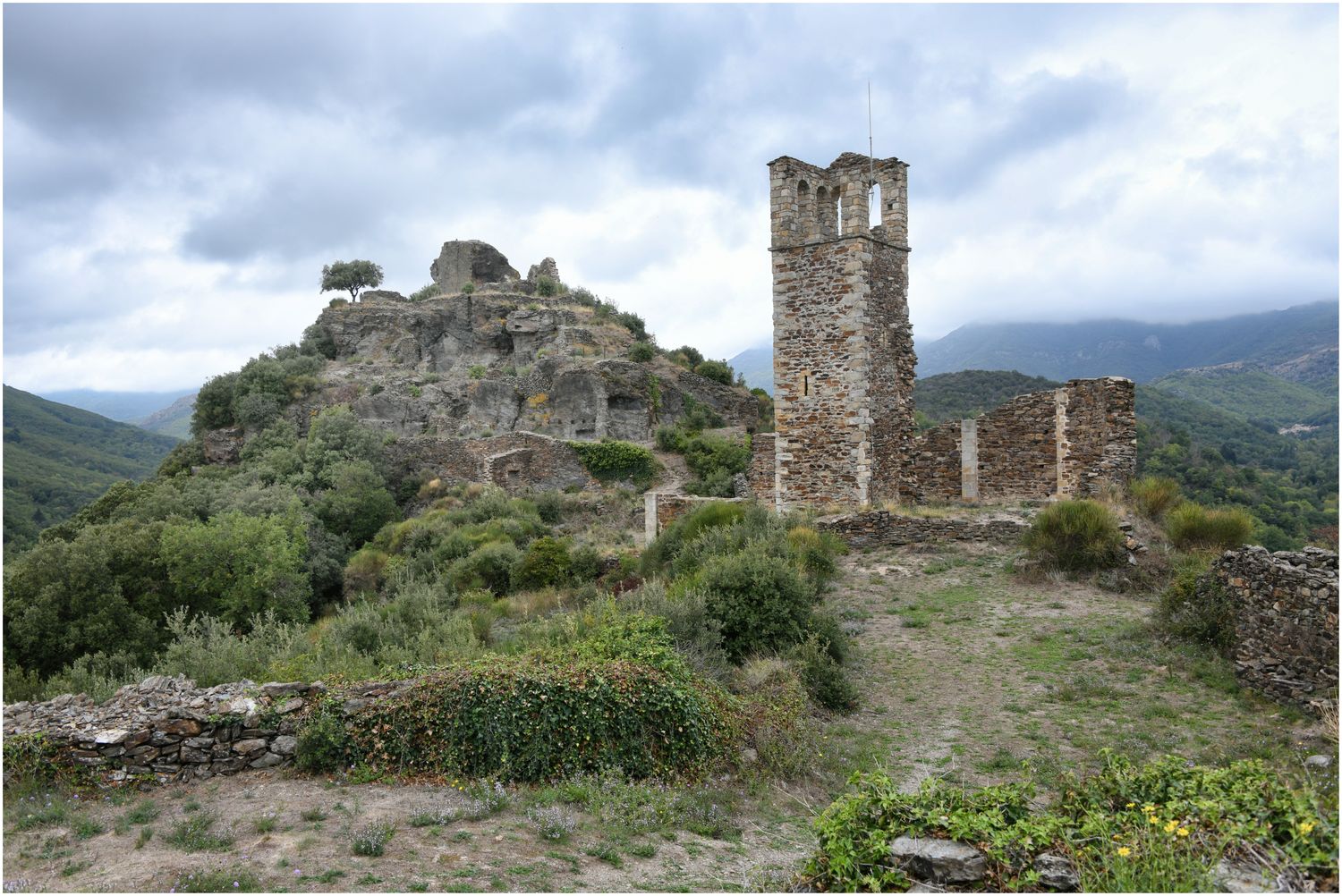 Vue d’ensemble de la chapelle et du pôle castral primitif.