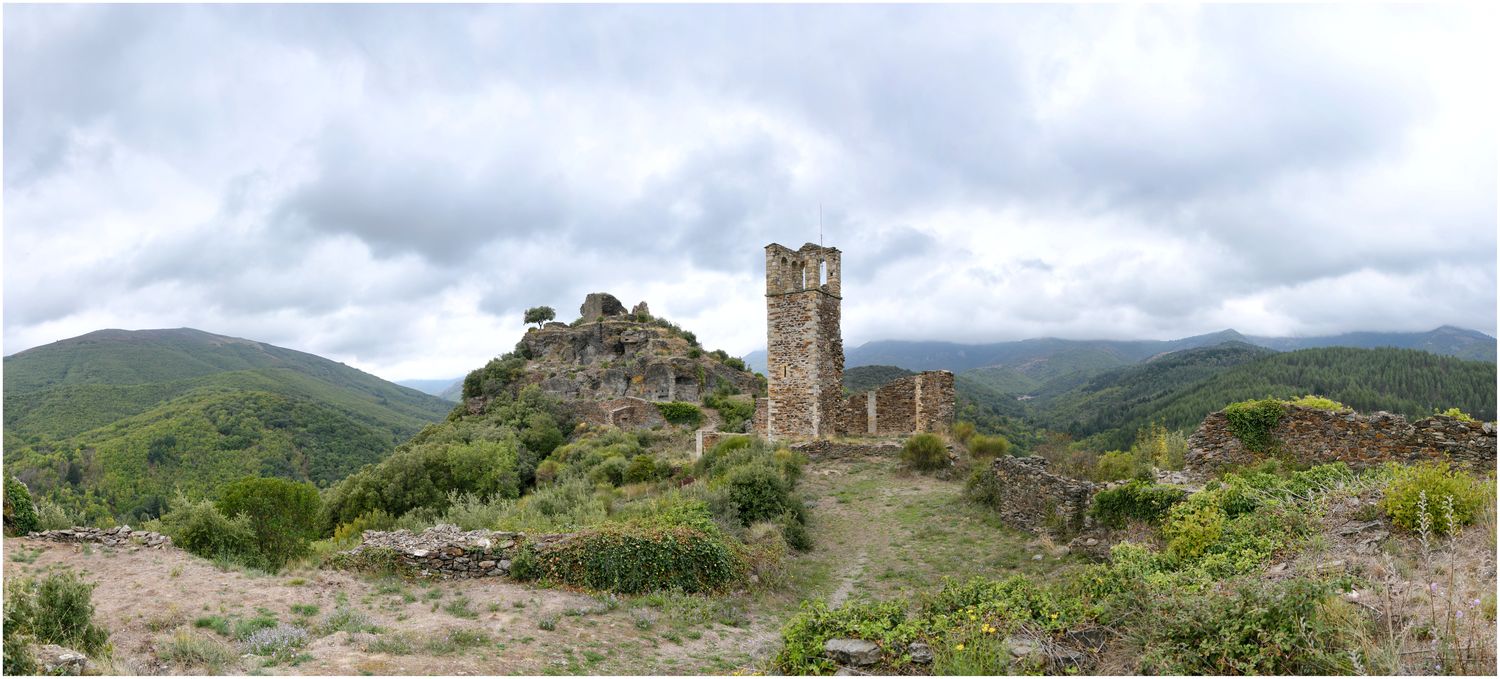 Vue d’ensemble de la chapelle et du pôle castral primitif.