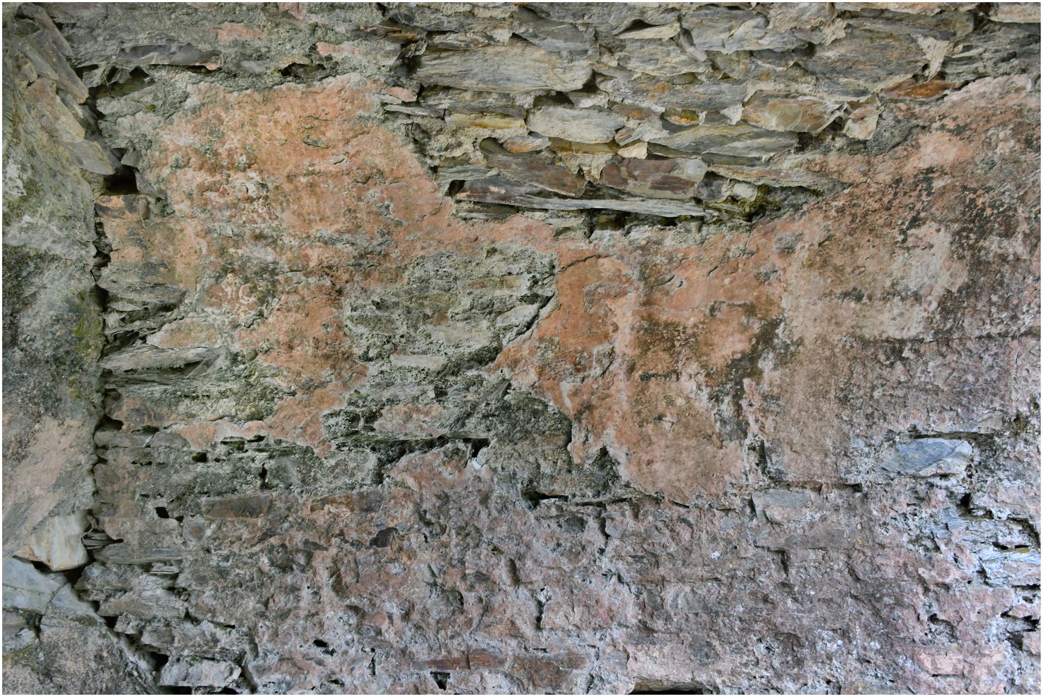 Vue de détail d’une construction voûtée dans le pôle ecclesial.