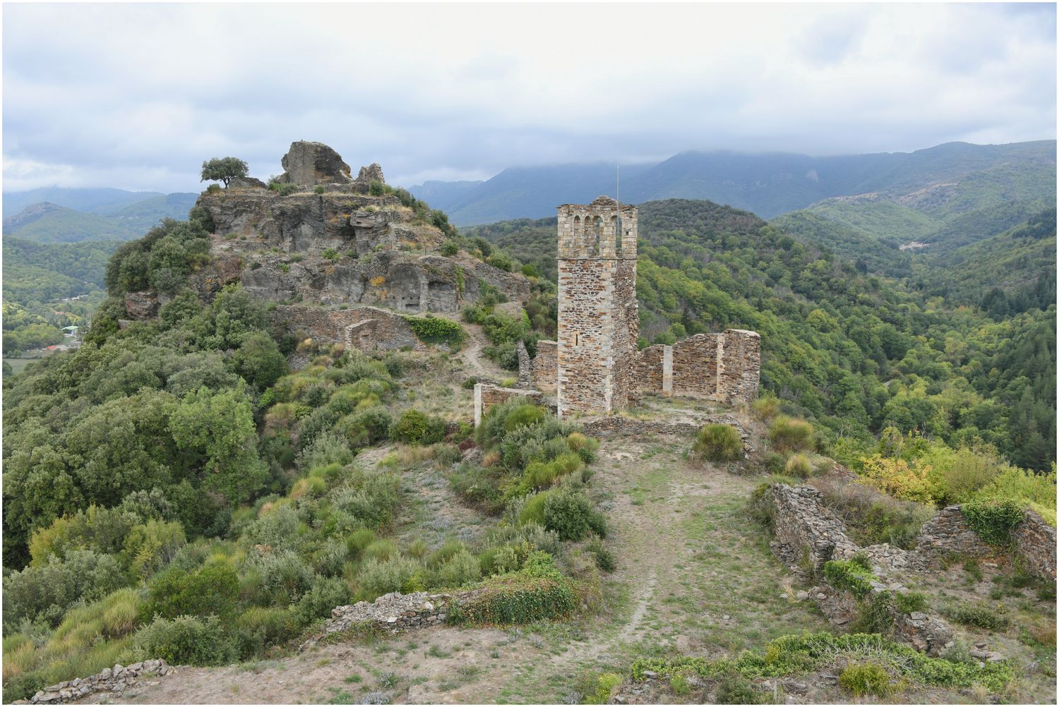 Vue d’ensemble de la chapelle et du pôle castral primitif.