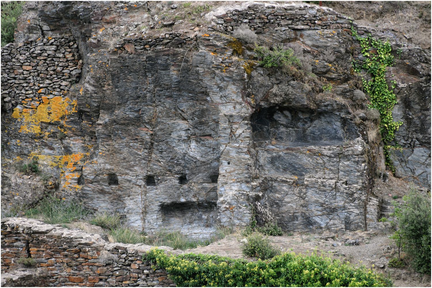 Vue de détail du pôle castral primitif, avec des habitations adossées au rocher.