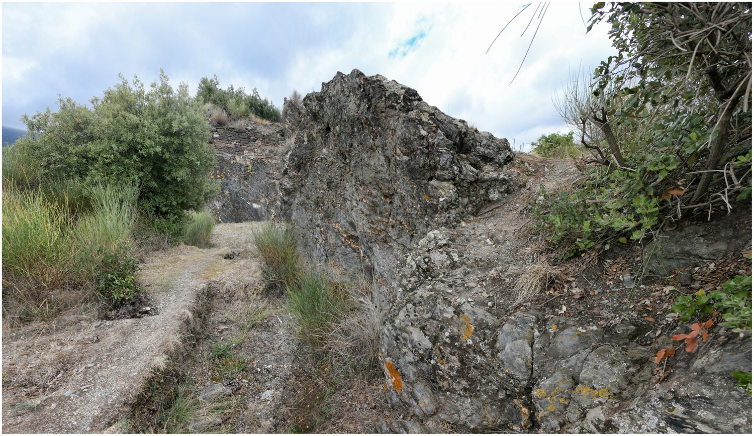 Vue de détail d’une construction taillée dans le rocher du pôle ecclésial.