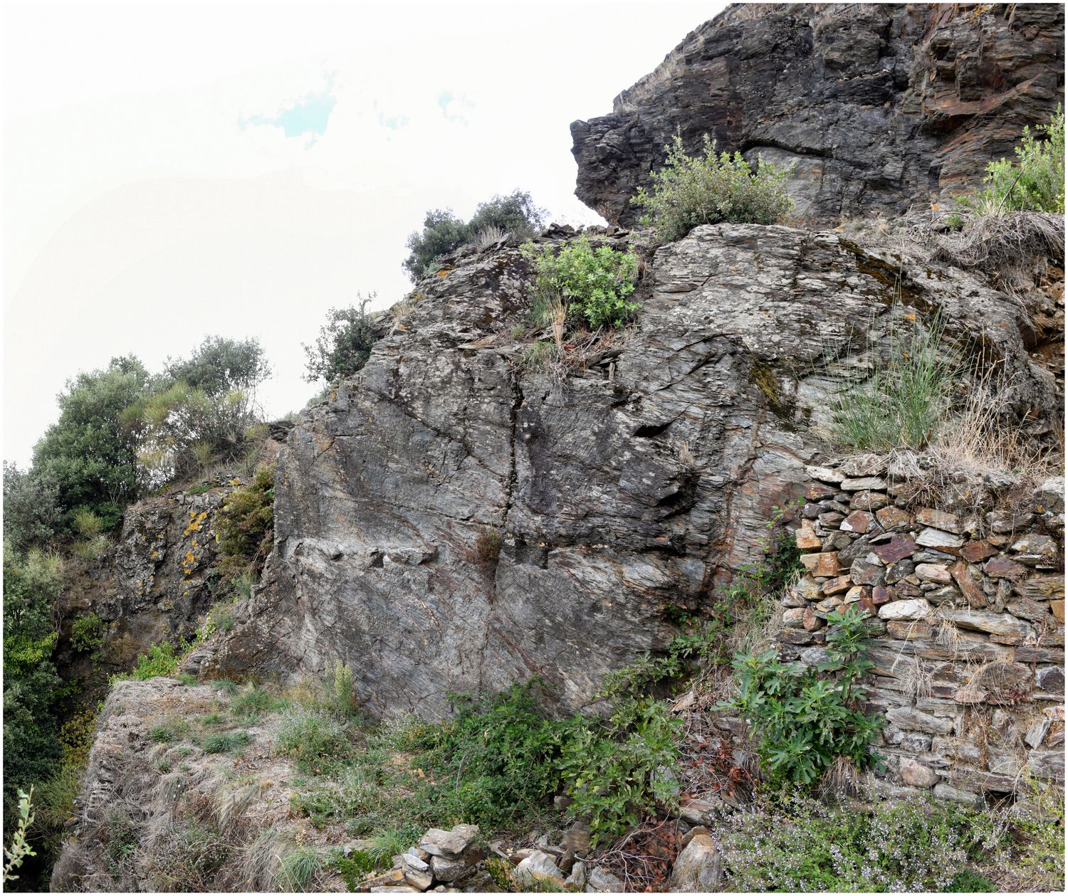 Vue de détail d’une construction taillée dans le rocher du pôle castral primitif.