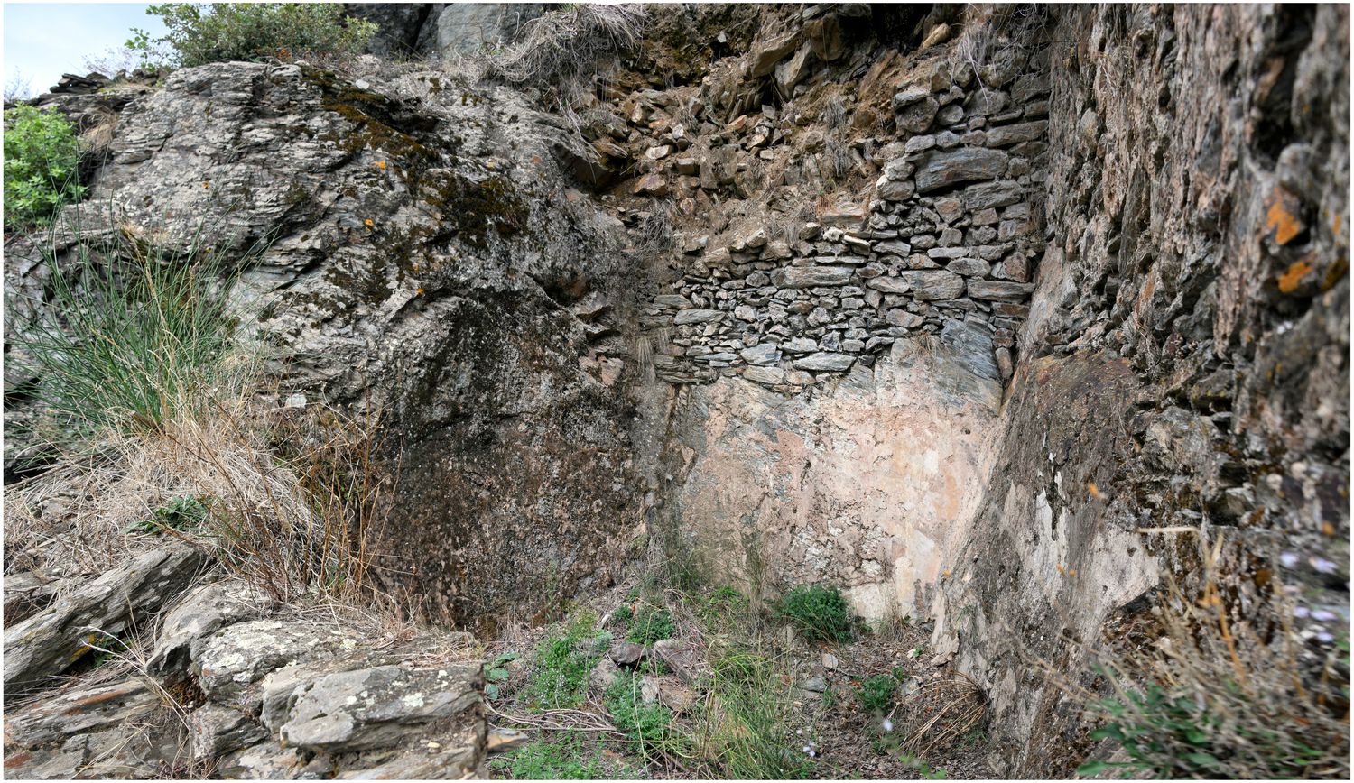 Vue de détail d’une construction taillée dans le rocher du pôle castral primitif.