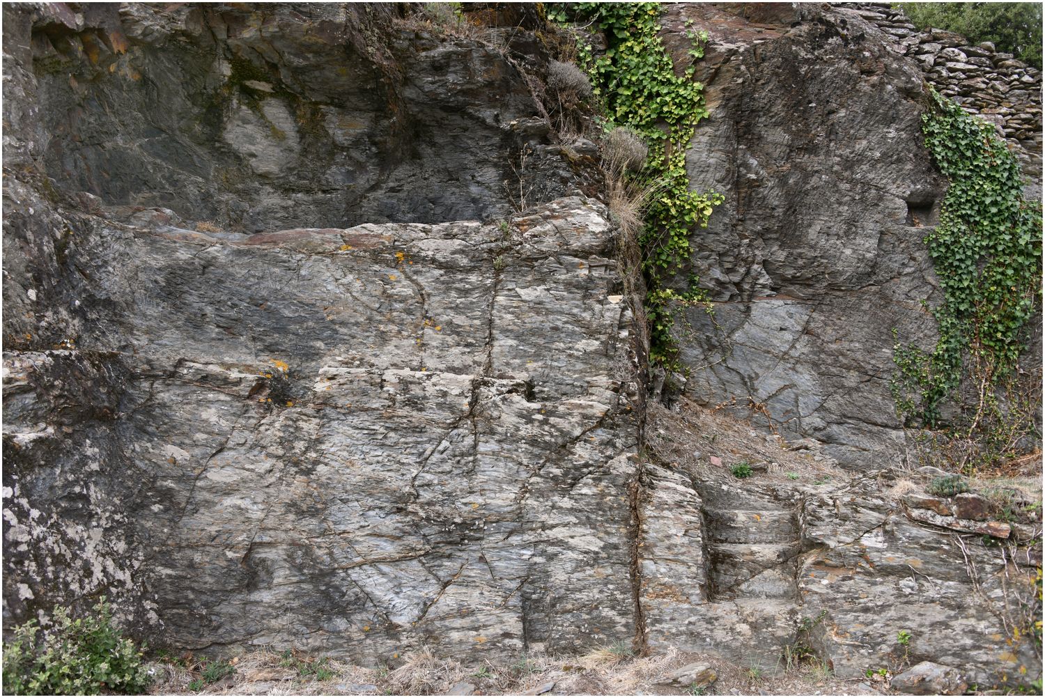 Vue de détail d’une construction taillée dans le rocher du pôle castral primitif.