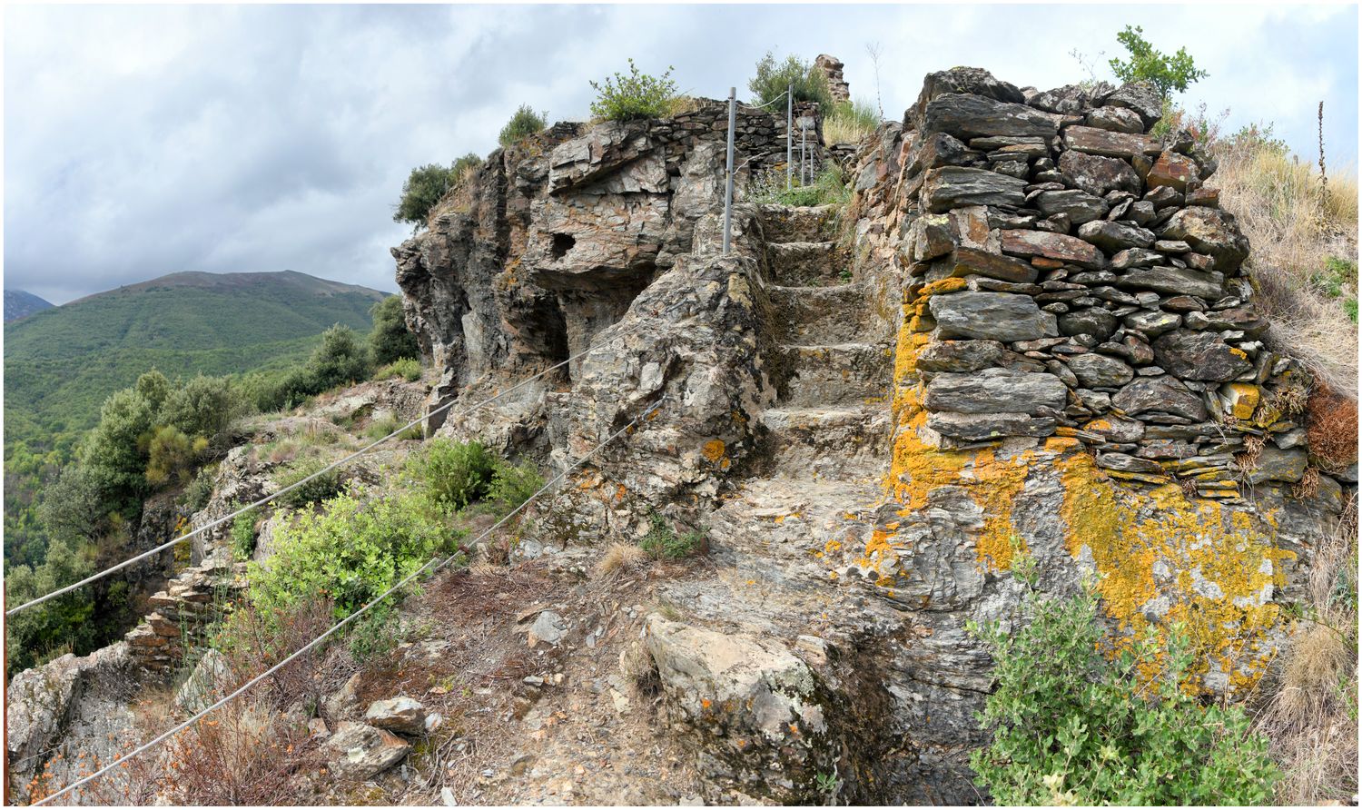 Vue d’ensemble de l’escalier taillé dans le rocher du pôle castral primitif.