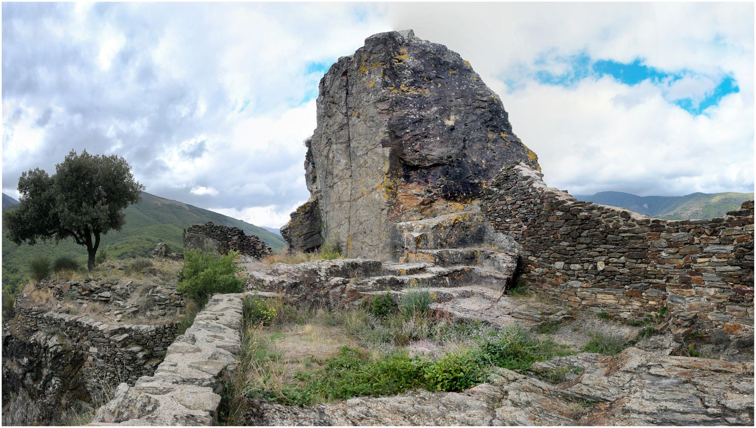 Vue d’ensemble du rocher taillé en forme de tour du pôle castral primitif.