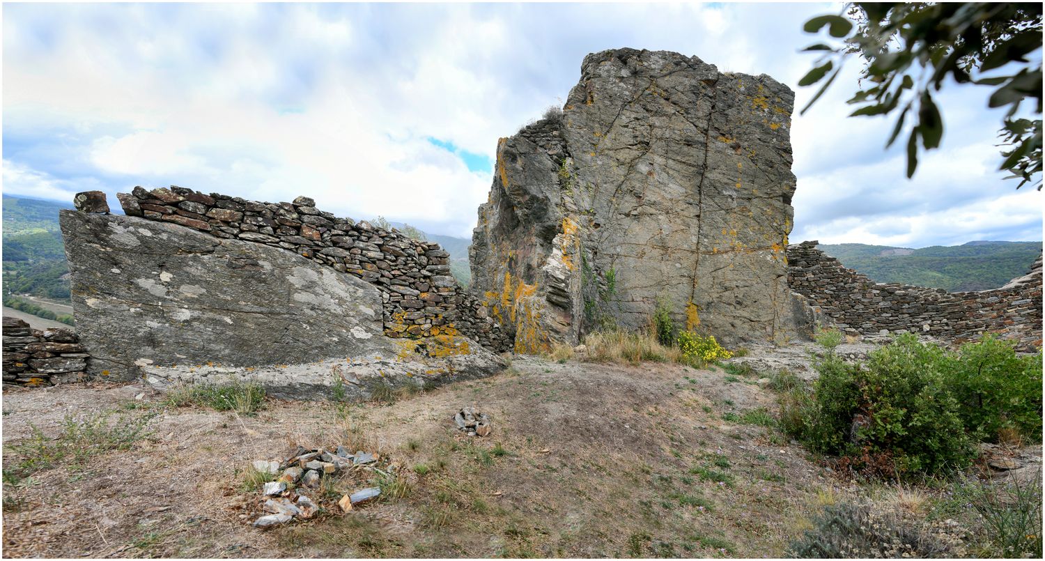 Vue d’ensemble du rocher taillé en forme de tour du pôle castral primitif.