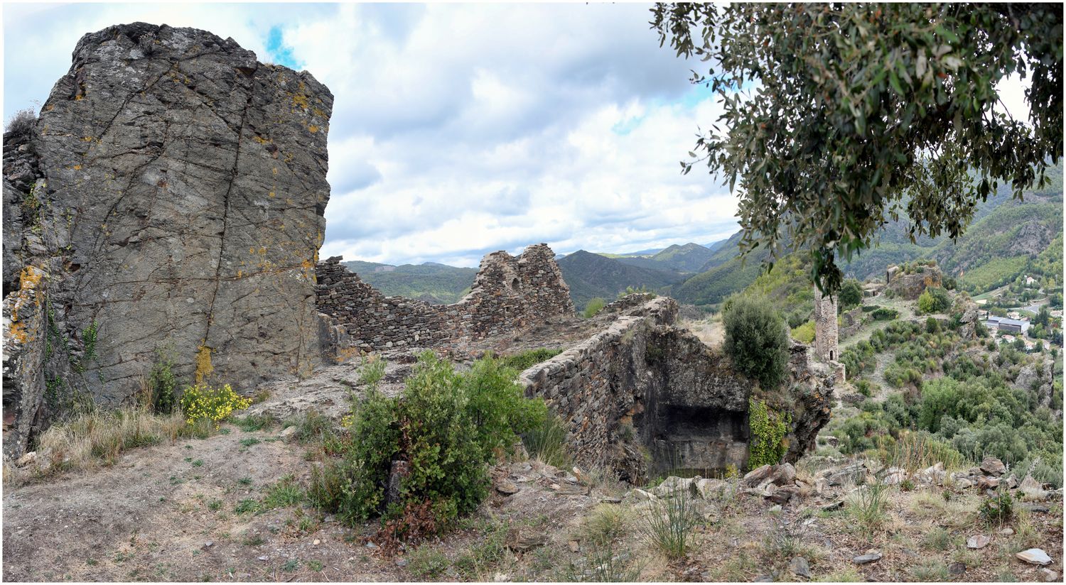 Vue d’ensemble du rocher taillé en forme de tour du pôle castral primitif.