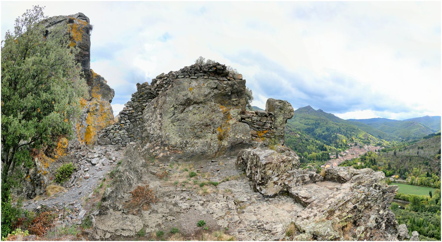 Vue de détail du rocher taillé en forme de tour du pôle castral primitif.