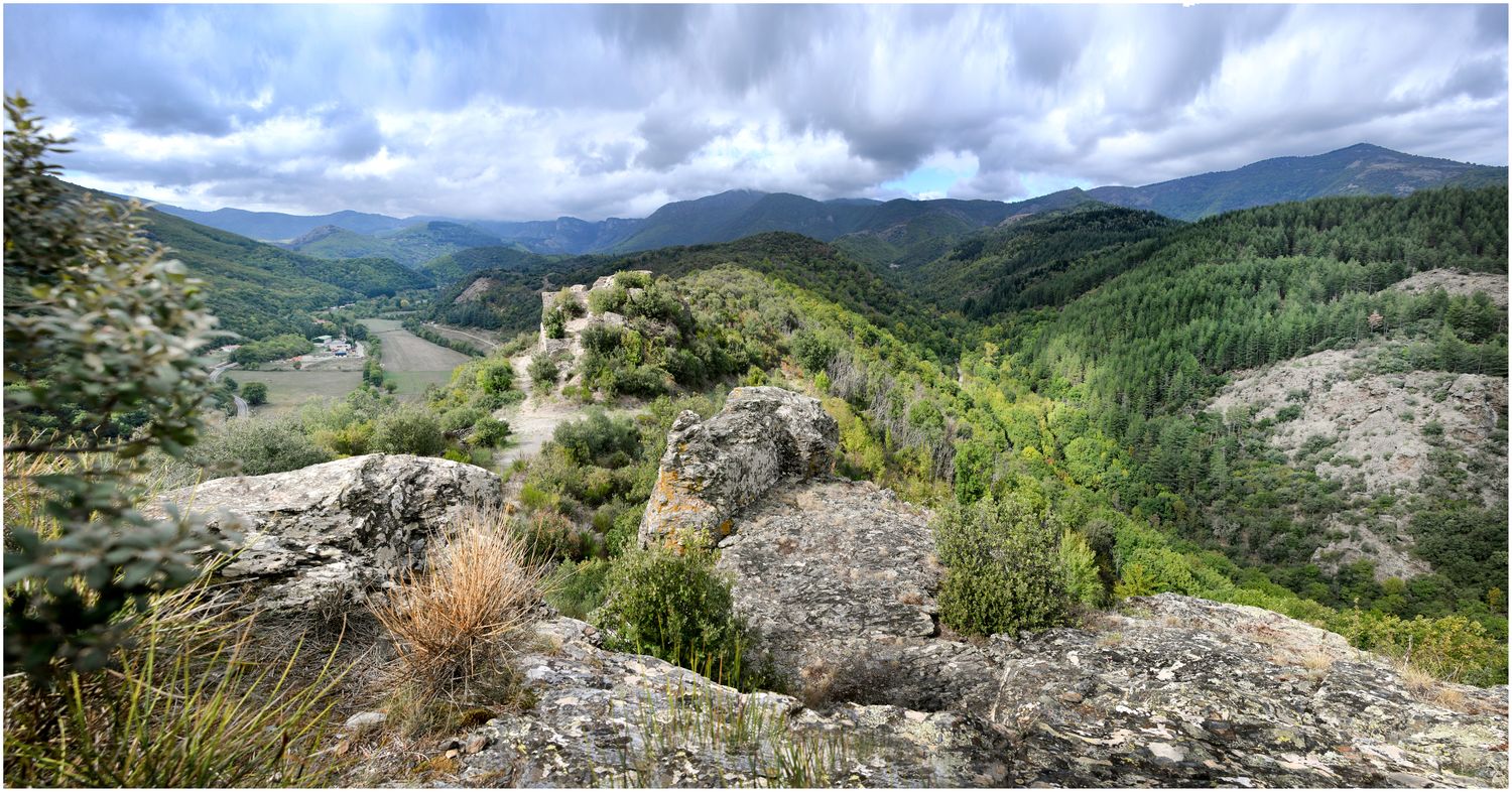 Vue d’ensemble vers le pôle seigneurial sur le flanc nord depuis le pôle castral primitif.