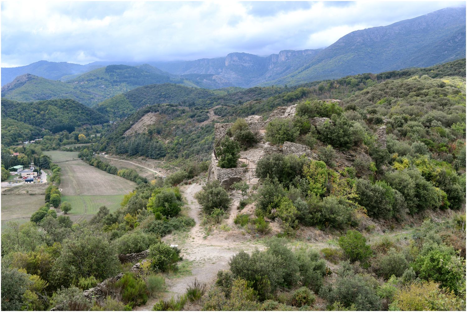 Vue d’ensemble vers le pôle seigneurial sur le flanc nord depuis le pôle castral primitif.